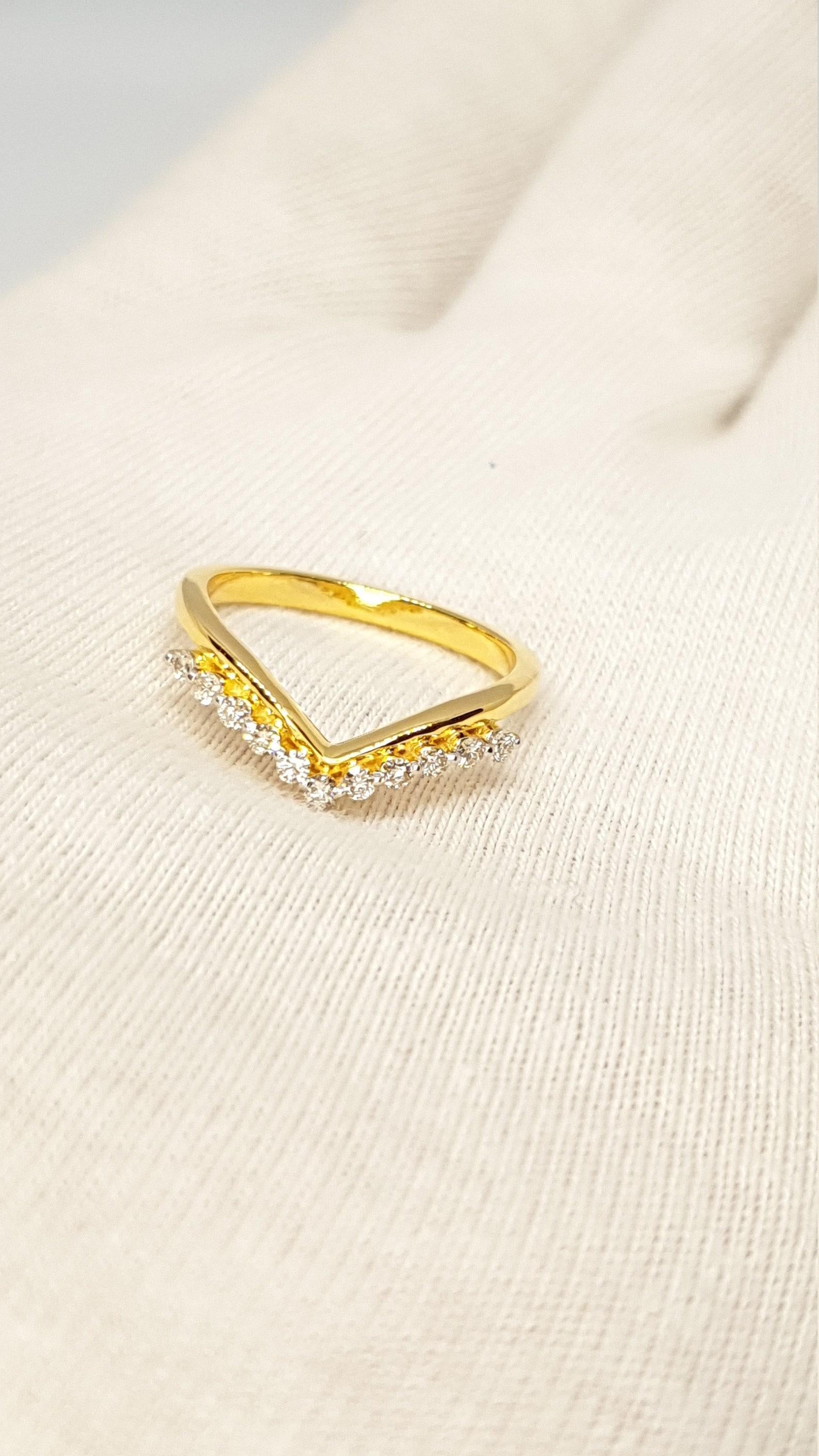 Art déco 14k Solid Gold Diamond Curved Wedding Band Chevron Bridal Wedding Ring For Her. en vente
