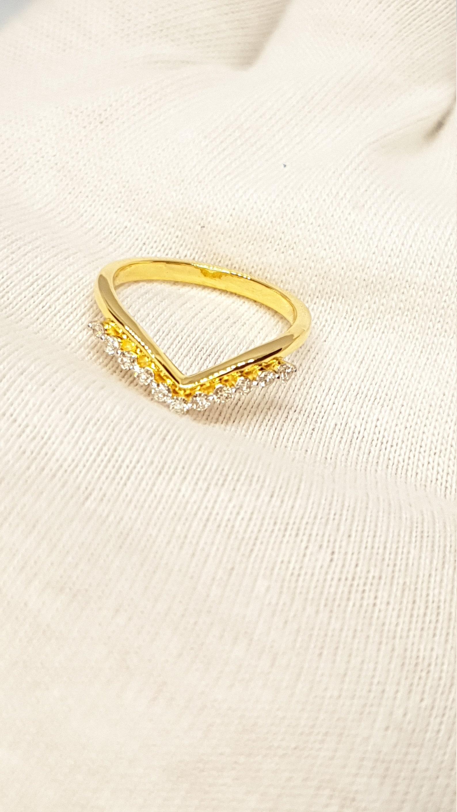 Taille ronde 14k Solid Gold Diamond Curved Wedding Band Chevron Bridal Wedding Ring For Her. en vente