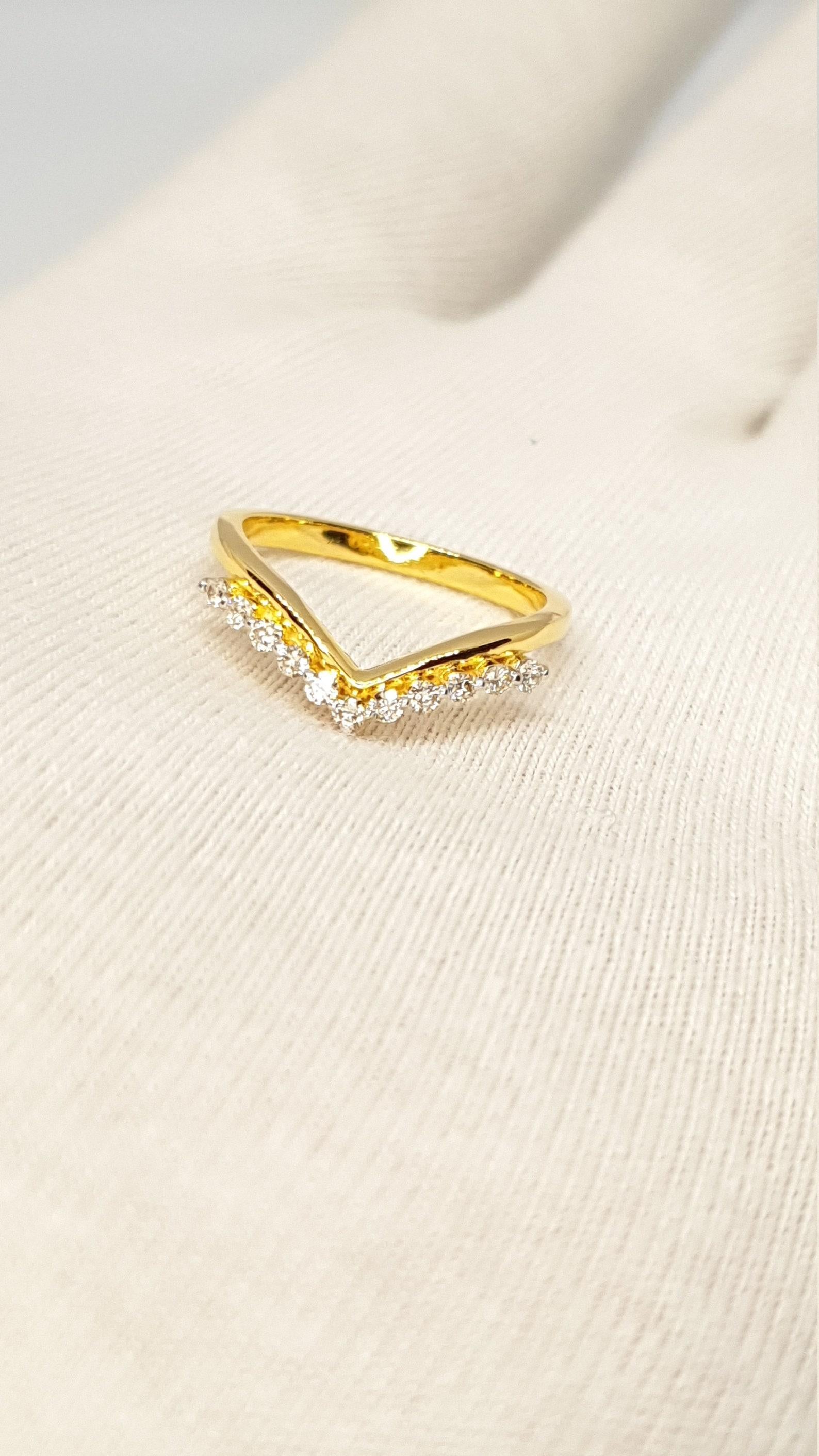 14k Solid Gold Diamond Curved Wedding Band Chevron Bridal Wedding Ring For Her. Neuf - En vente à Chicago, IL