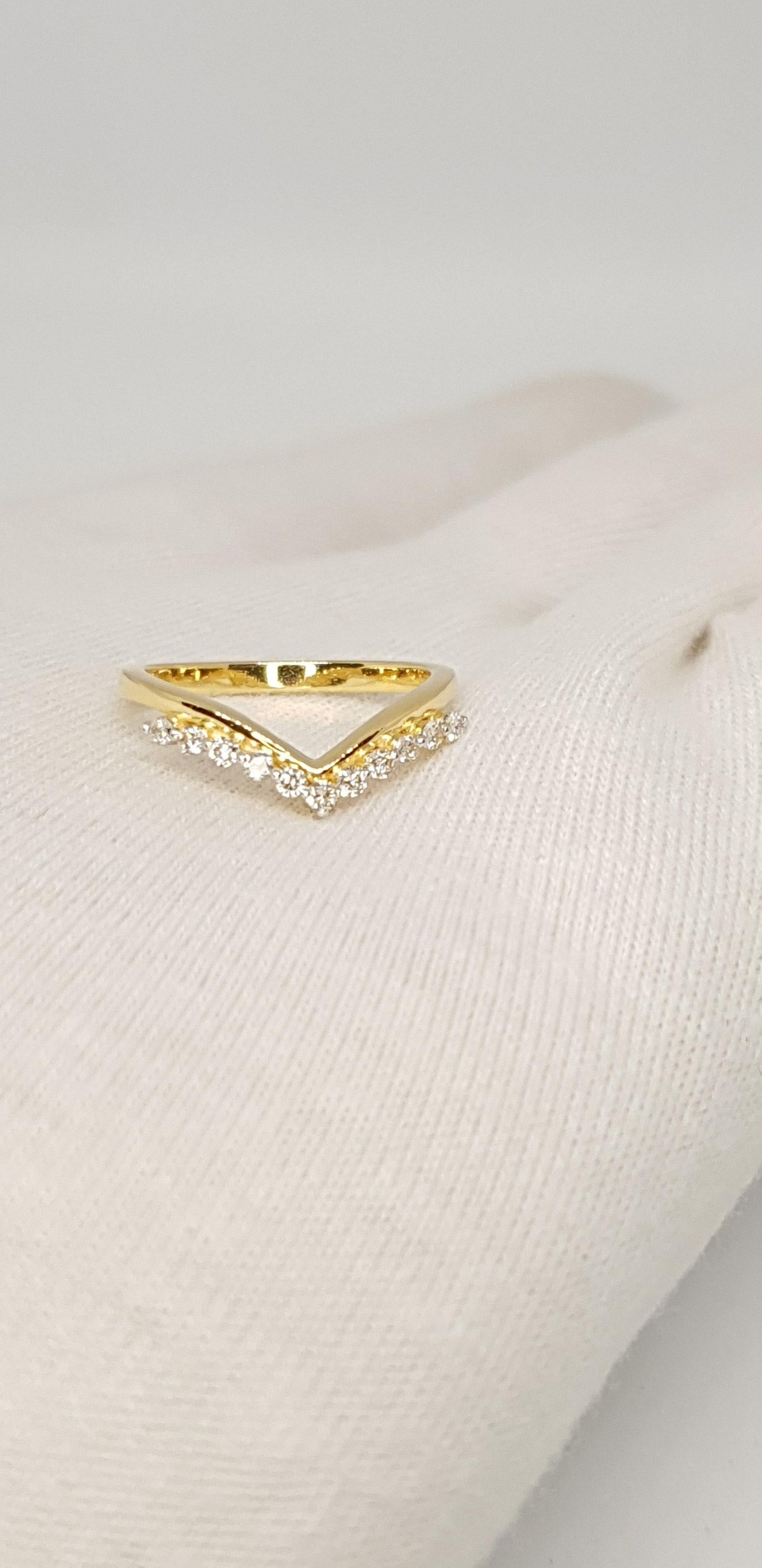 14k Solid Gold Diamond Curved Wedding Band Chevron Bridal Wedding Ring For Her. Unisexe en vente