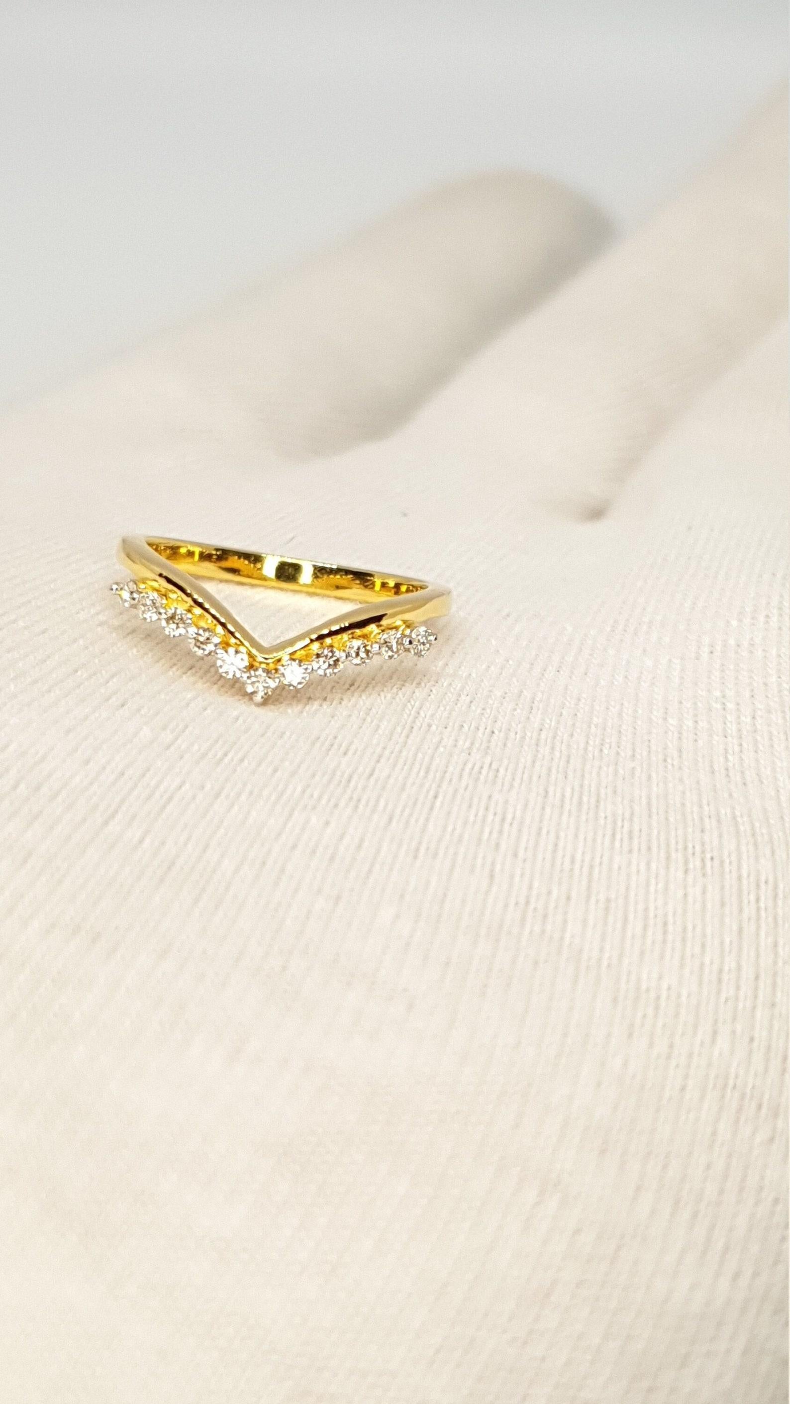 14k Solid Gold Diamond Curved Wedding Band Chevron Bridal Wedding Ring For Her. en vente 1