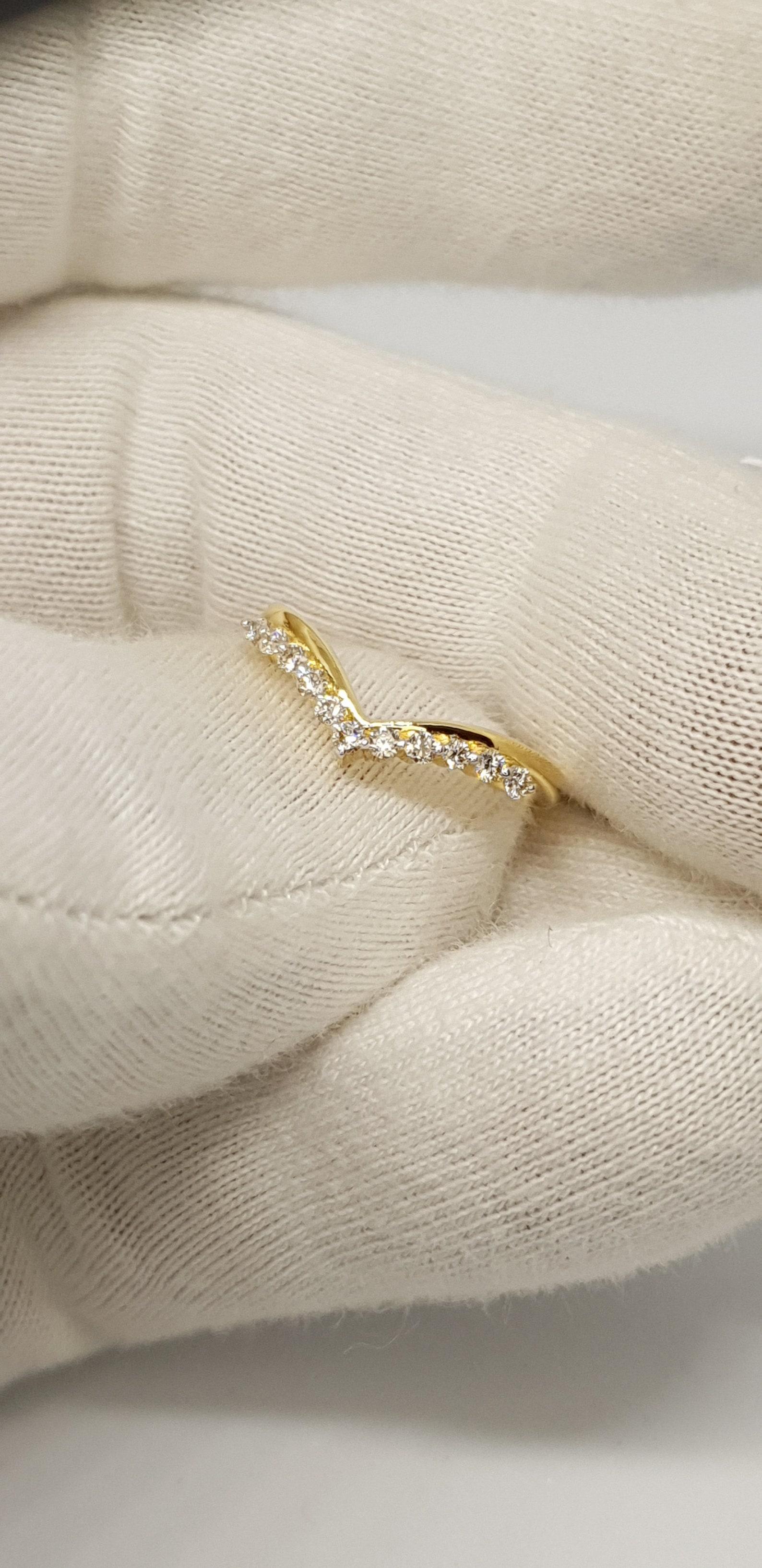 14k Solid Gold Diamond Curved Wedding Band Chevron Bridal Wedding Ring For Her. en vente 2