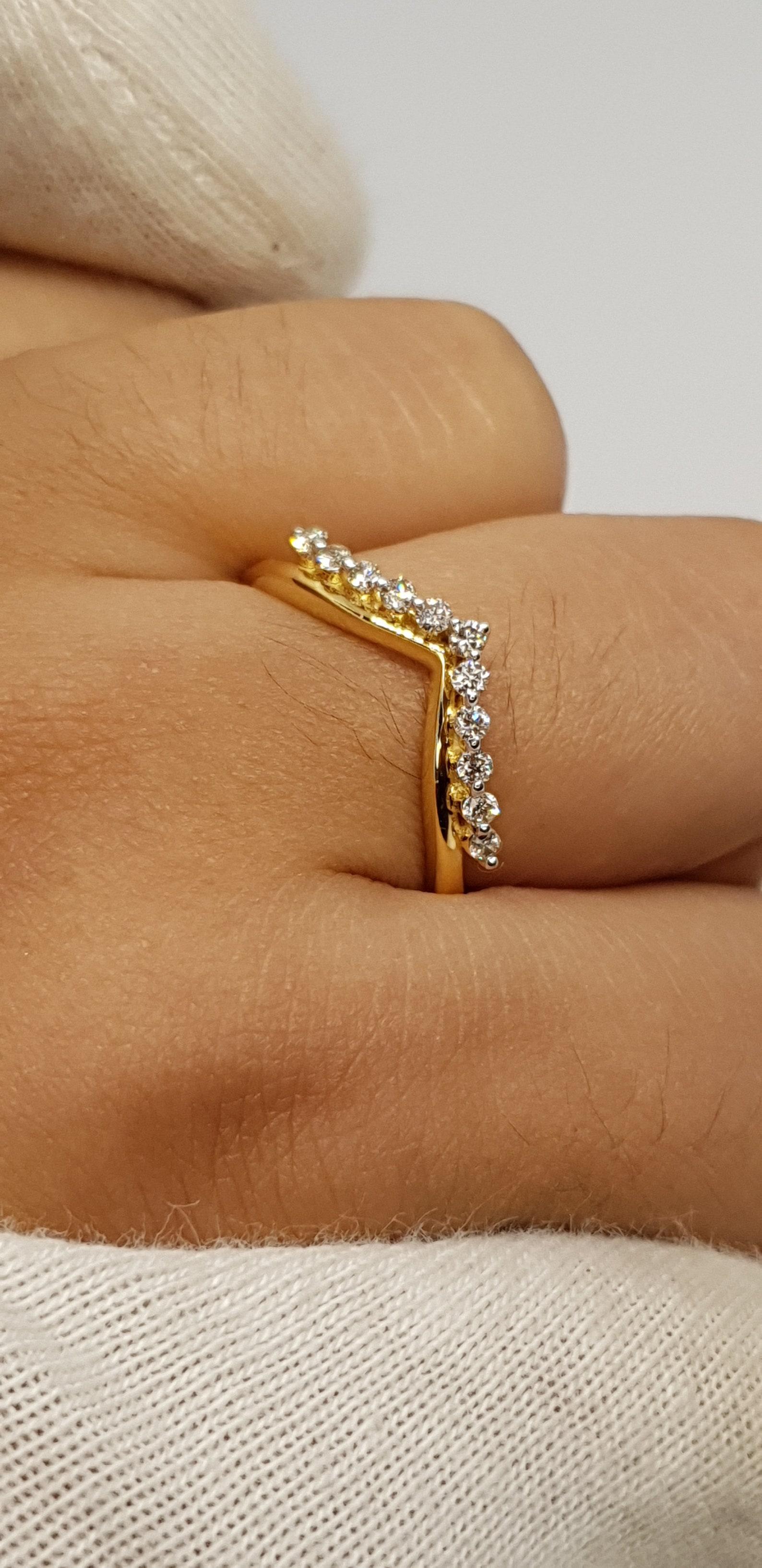 14k Solid Gold Diamond Curved Wedding Band Chevron Bridal Wedding Ring For Her. en vente 3