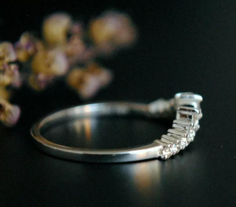 14k Solid Gold Diamond Curved Wedding Band Bridal Crown Ring Enhancer Stack Ring
Geringes Gewicht, kann jeden Tag getragen werden

Zusätzliche Informationen:
Zustand: Neu mit Etiketten: Ein brandneuer, unbenutzter und ungetragener Artikel