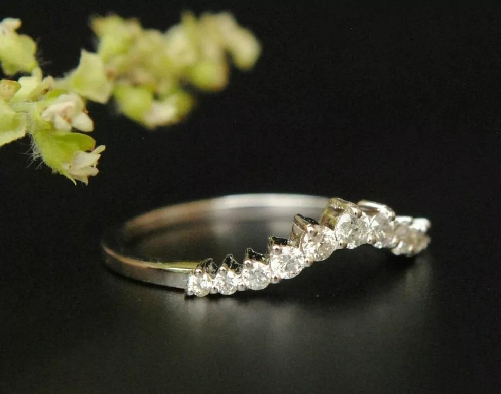 14k Massivgold Diamant geschwungener Ehering mit Stapelring (Rundschliff) im Angebot
