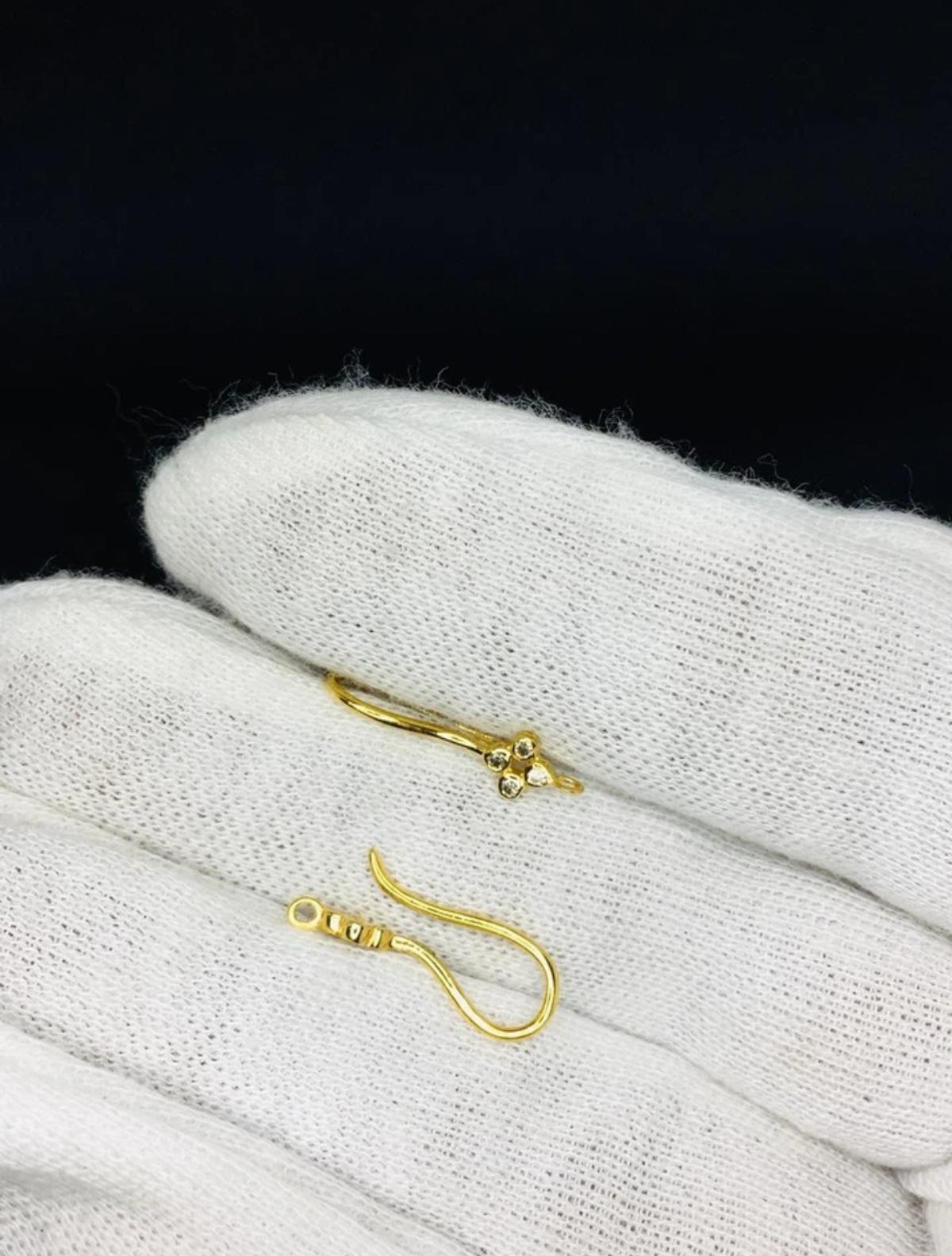Taglio rotondo Gancio per orecchio con diamante in oro massiccio 14 carati Filo per orecchini Gancio per diamante. in vendita