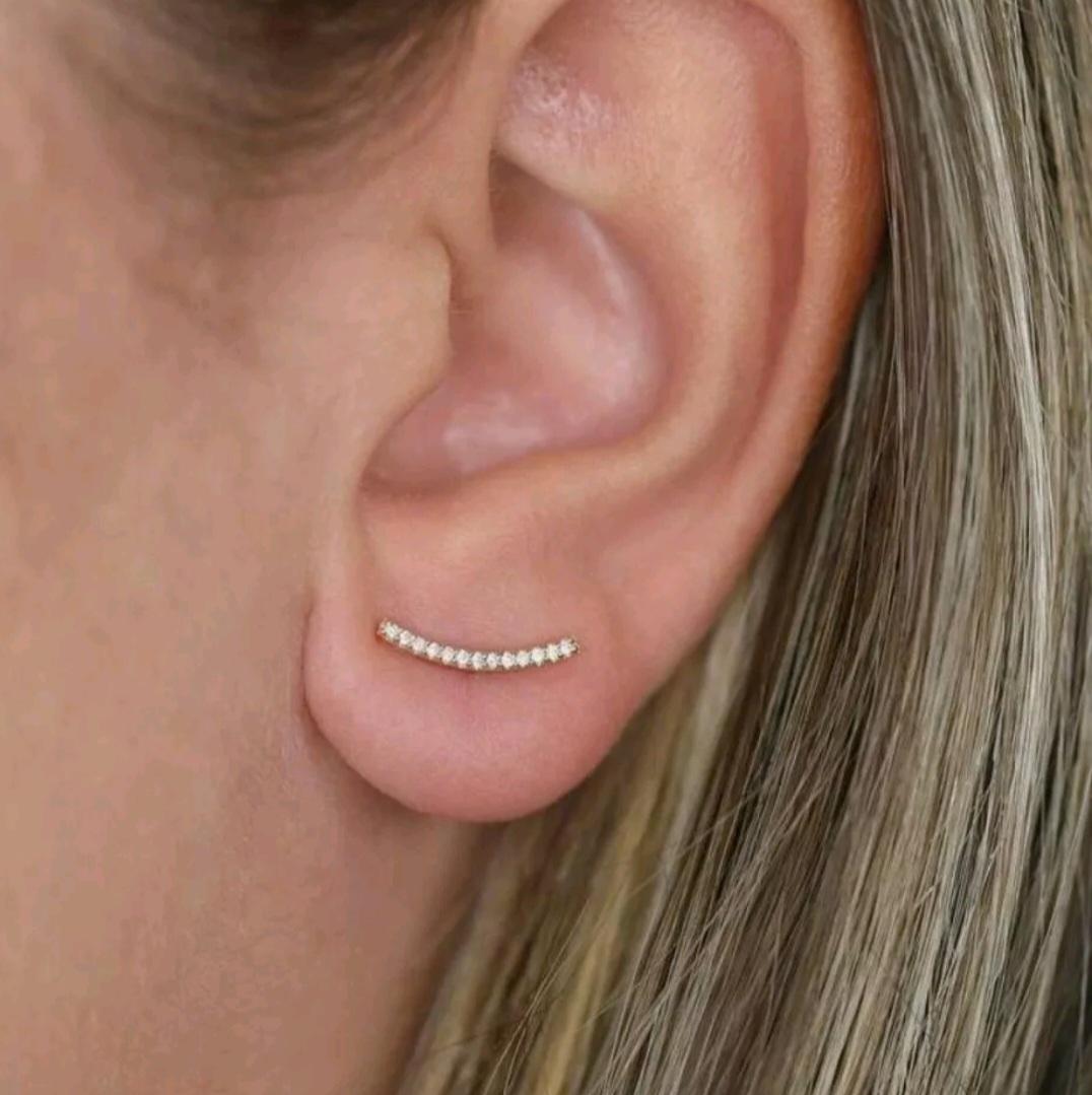 Taglio rotondo Orecchini con diamanti in oro massiccio 14K Mini orecchini a polsino Regalo di Natale per le donne. in vendita