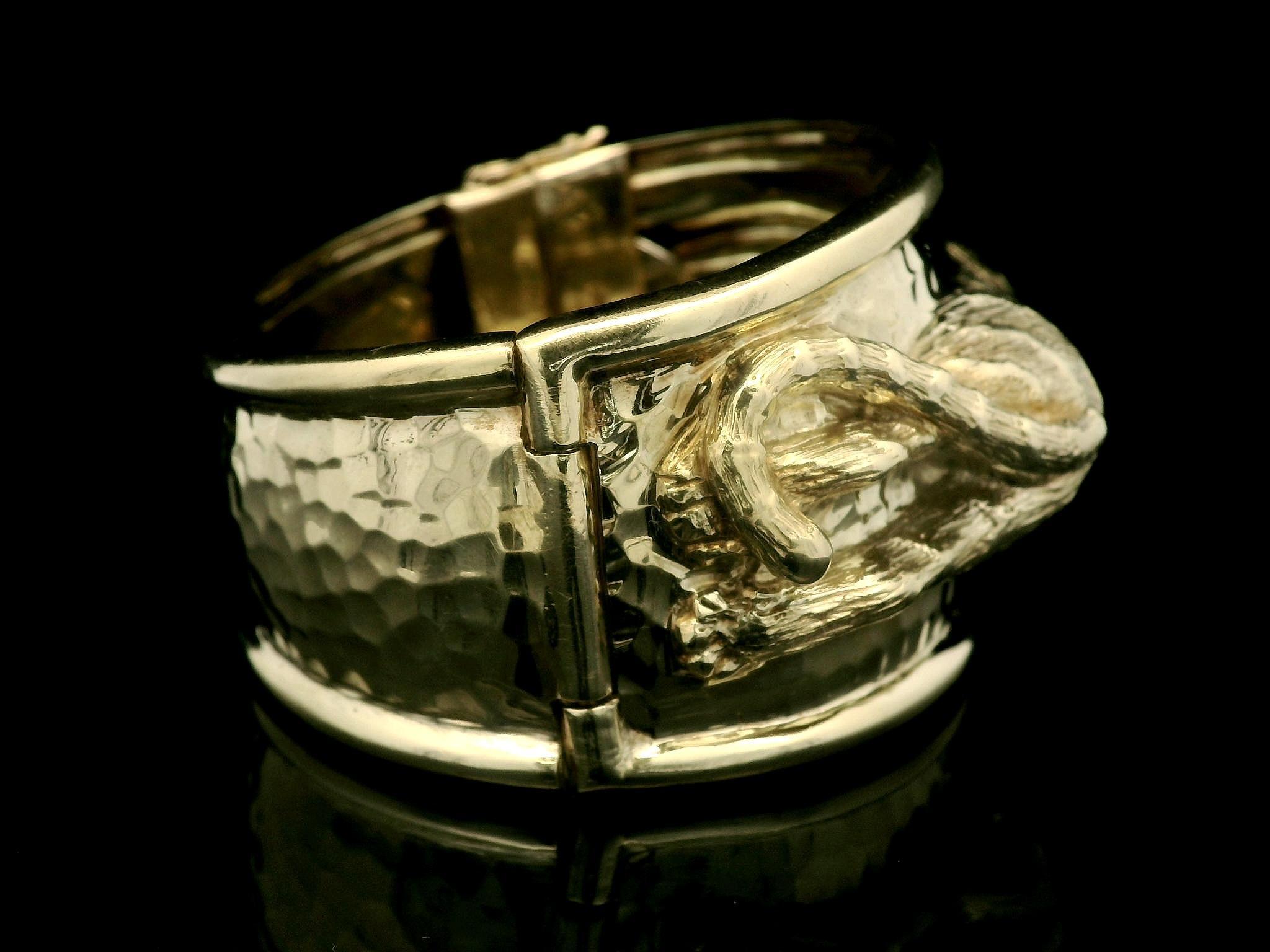 14k Solid Gold Diamond & Emerald Eyes Tiger Wide Hammered Bangle Bracelet en venta 5