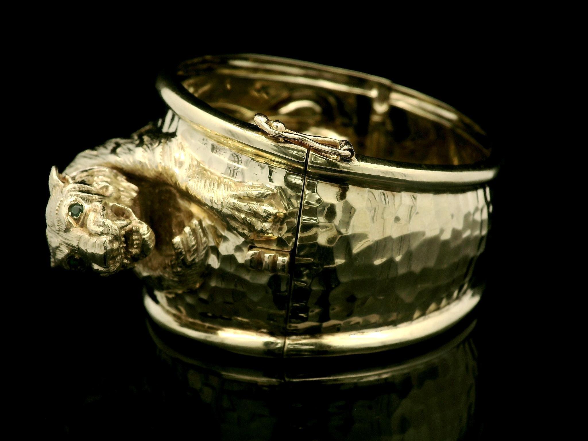 14k Solid Gold Diamond & Emerald Eyes Tiger Wide Hammered Bangle Bracelet en venta 6