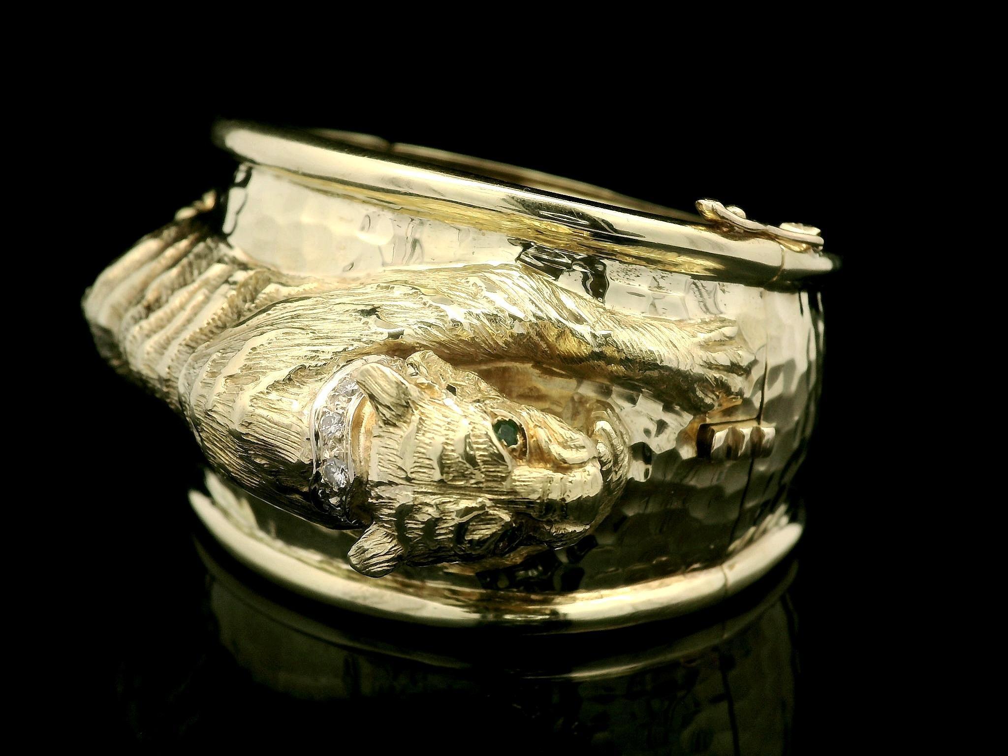 14k Solid Gold Diamond & Emerald Eyes Tiger Wide Hammered Bangle Bracelet en venta 7