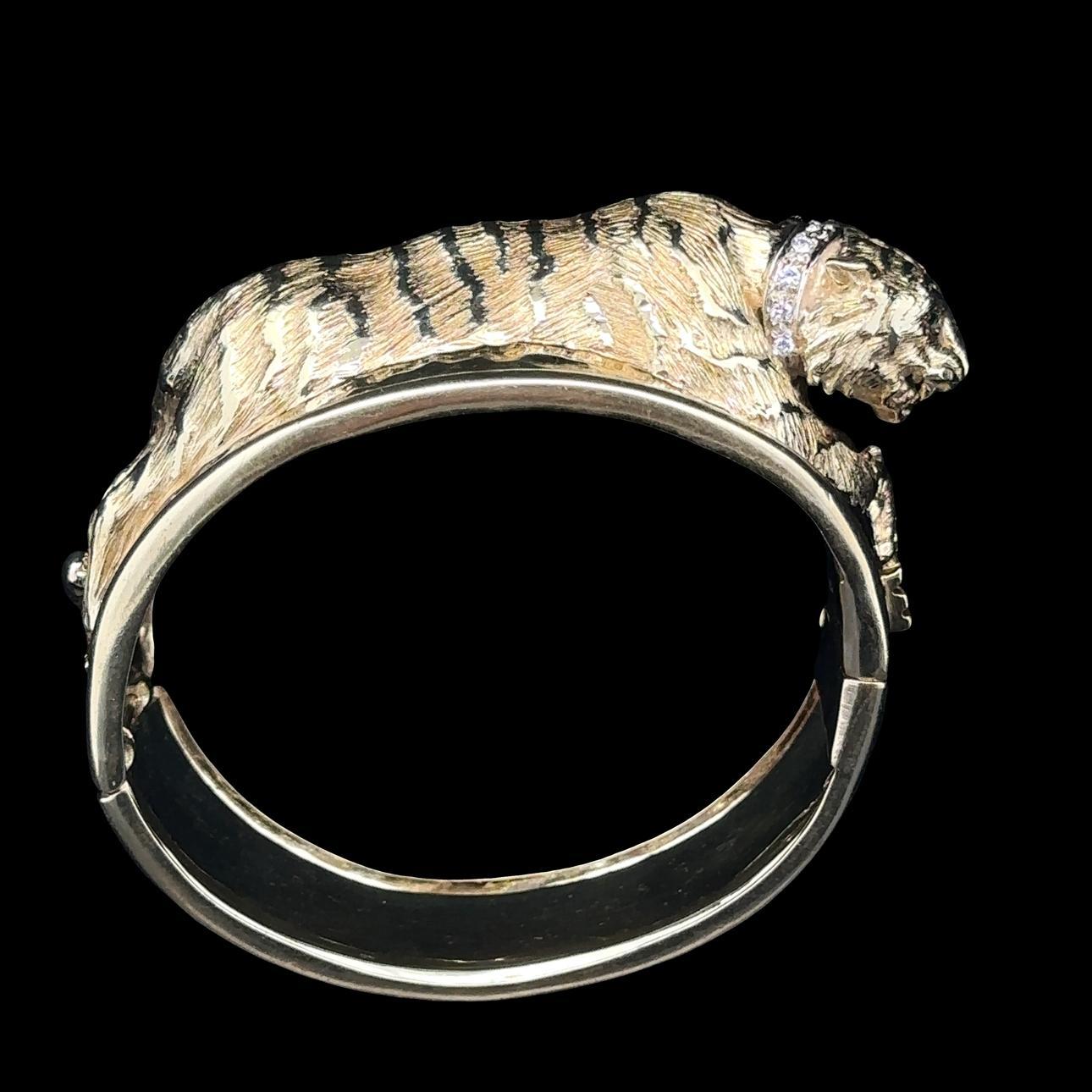 14k Solid Gold Diamond & Emerald Eyes Tiger Wide Hammered Bangle Bracelet en venta 9