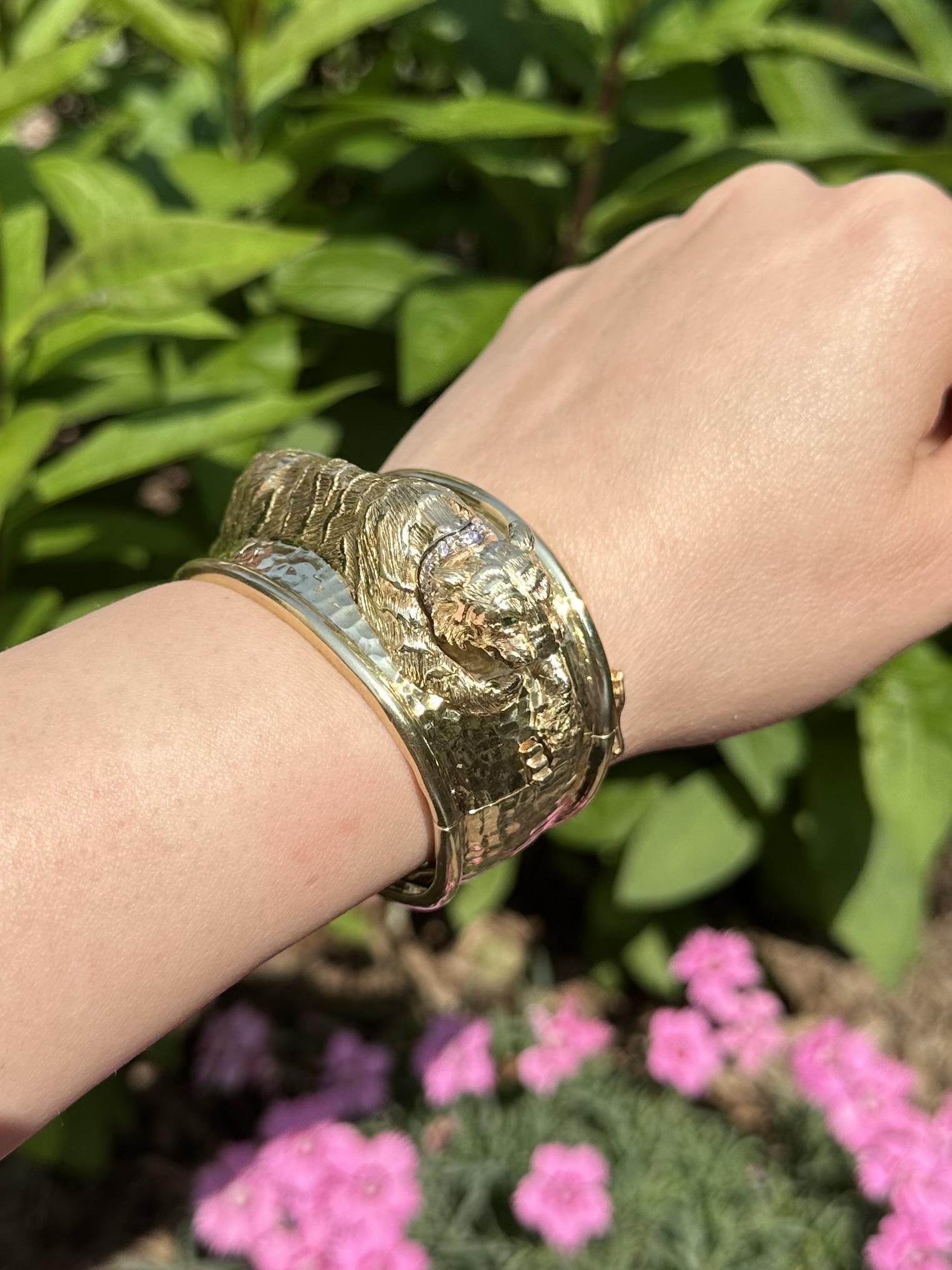 14k Solid Gold Diamond & Emerald Eyes Tiger Wide Hammered Bangle Bracelet en venta 10