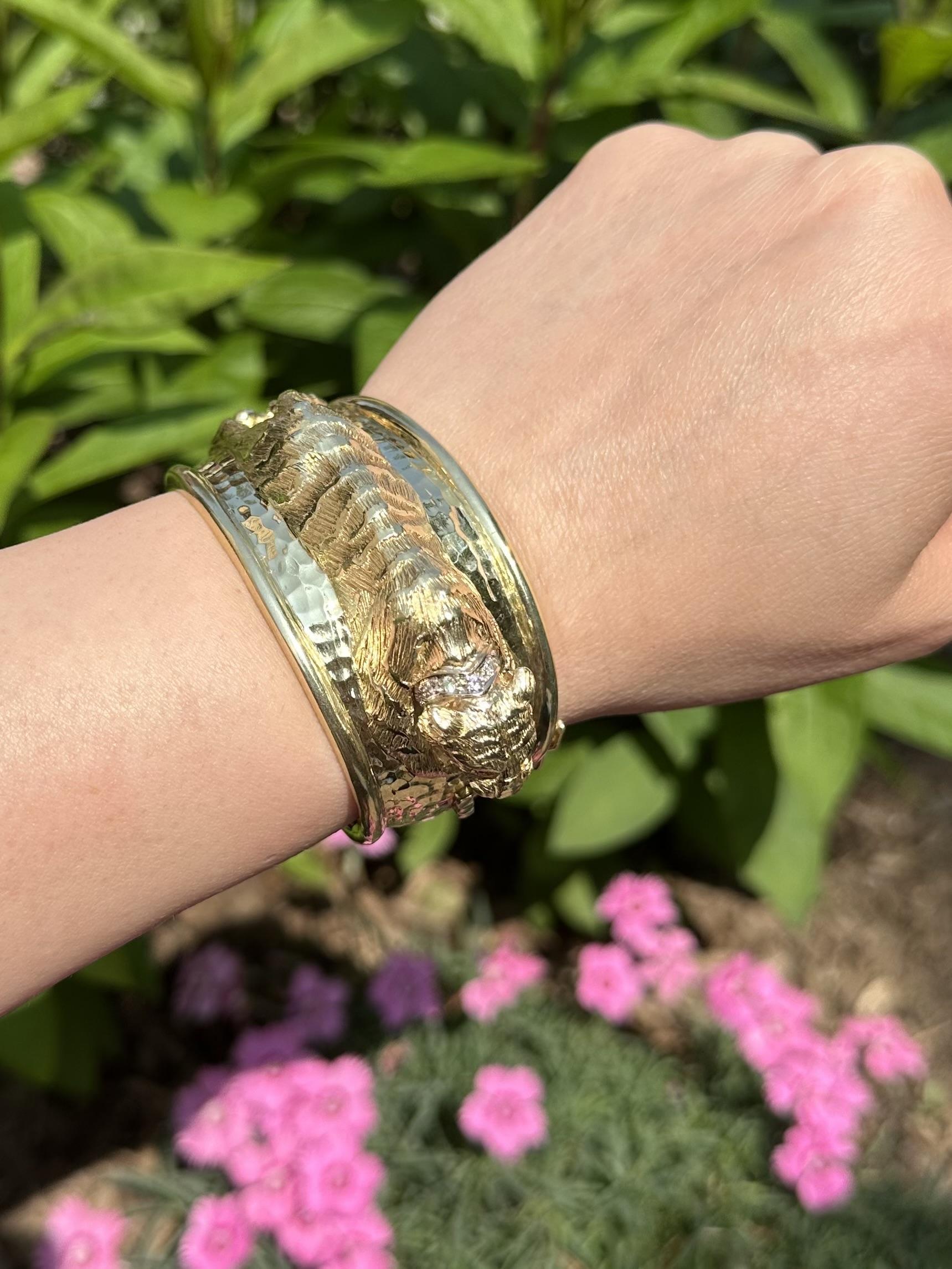 14k Solid Gold Diamond & Emerald Eyes Tiger Wide Hammered Bangle Bracelet en venta 11