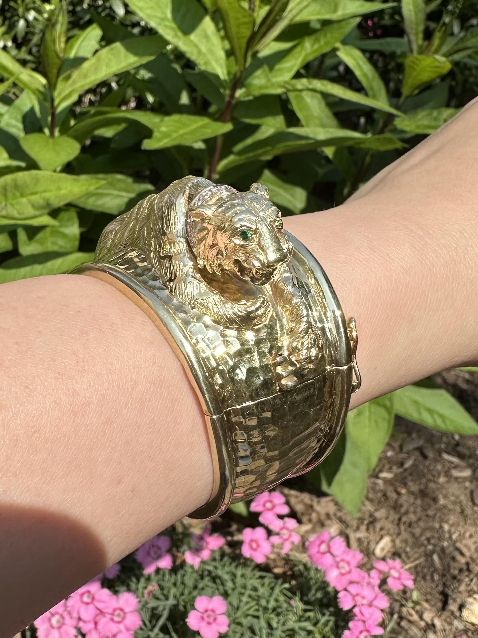 14k Solid Gold Diamond & Emerald Eyes Tiger Wide Hammered Bangle Bracelet en venta 12