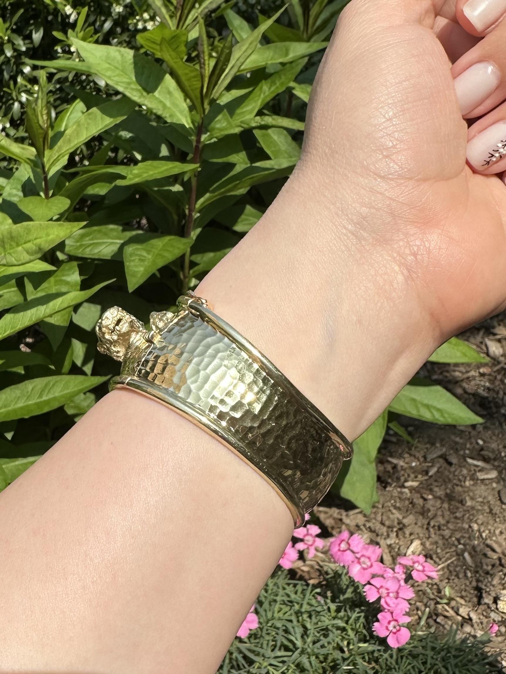 14k Solid Gold Diamond & Emerald Eyes Tiger Wide Hammered Bangle Bracelet en venta 13