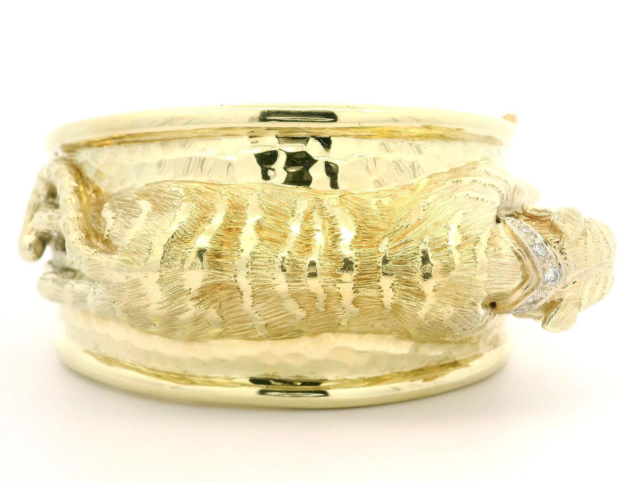 14k Solid Gold Diamond & Emerald Eyes Tiger Wide Hammered Bangle Bracelet en venta 14