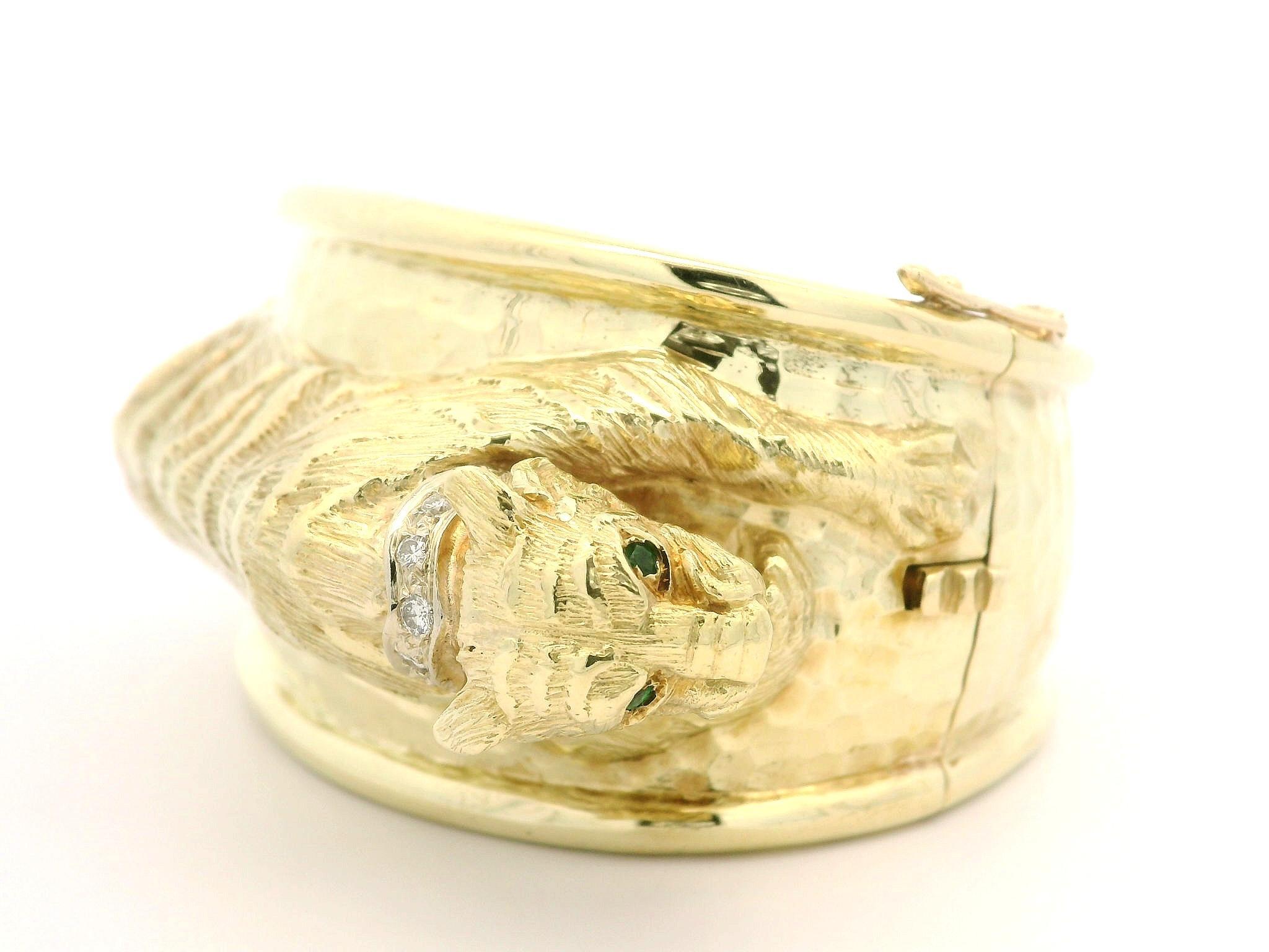 14k Solid Gold Diamond & Emerald Eyes Tiger Wide Hammered Bangle Bracelet en venta 15