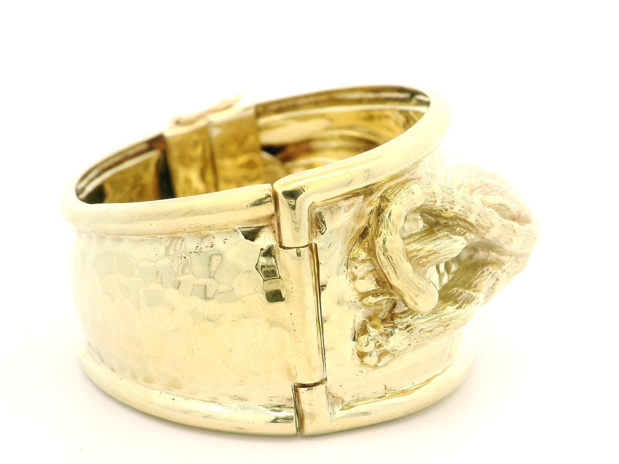 14k Solid Gold Diamond & Emerald Eyes Tiger Wide Hammered Bangle Bracelet Corte brillante en venta