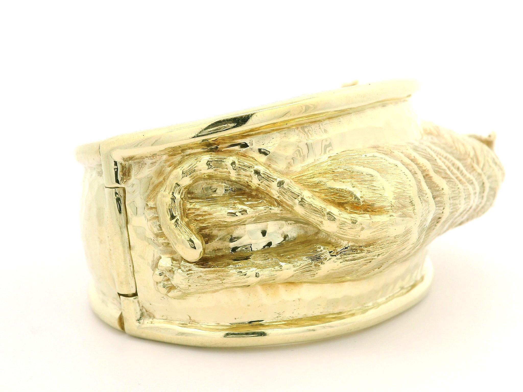 14k Solid Gold Diamond & Emerald Eyes Tiger Wide Hammered Bangle Bracelet en Excelente estado para la venta en Montclair, NJ