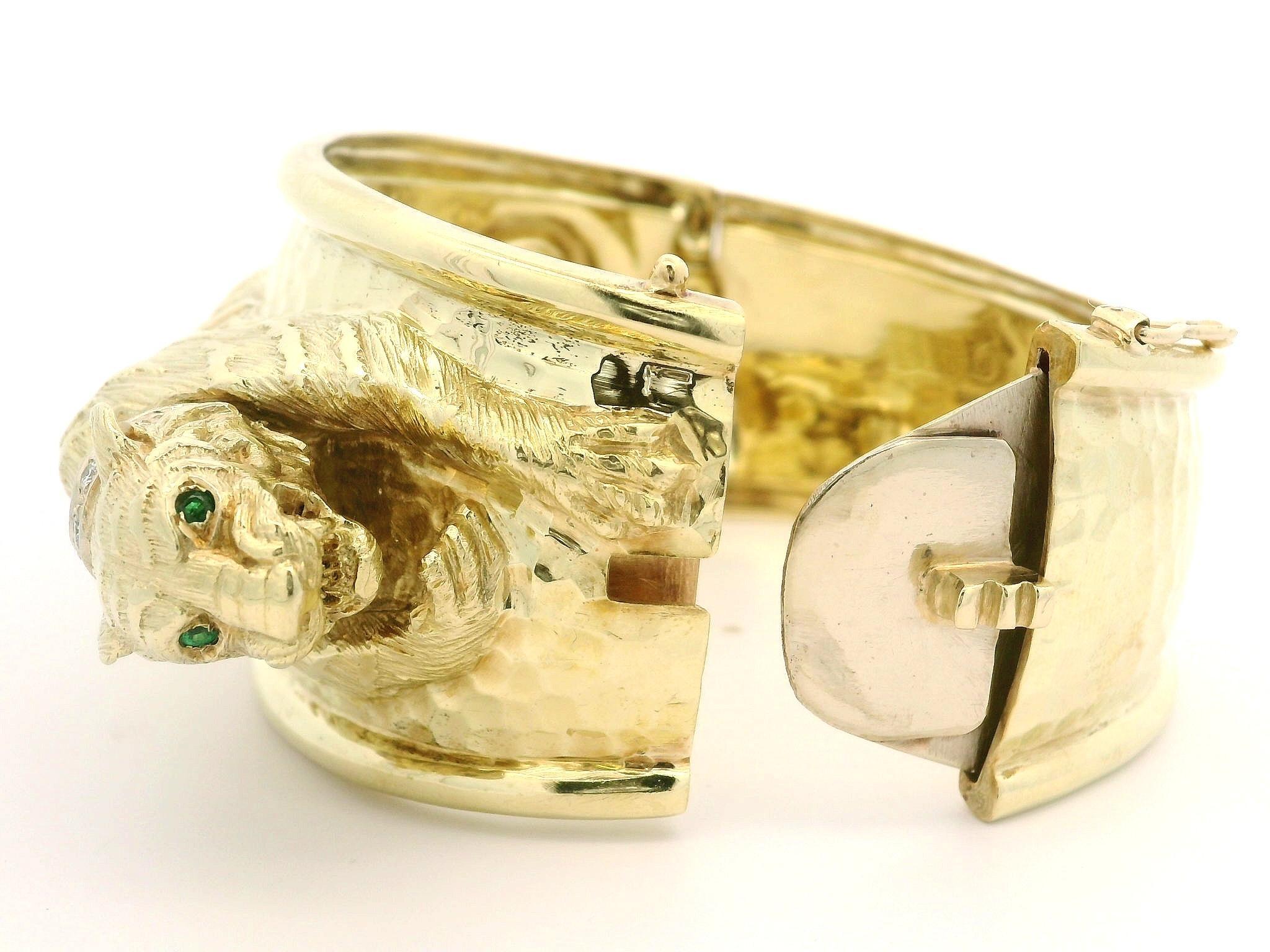 14k Solid Gold Diamond & Emerald Eyes Tiger Wide Hammered Bangle Bracelet en venta 1