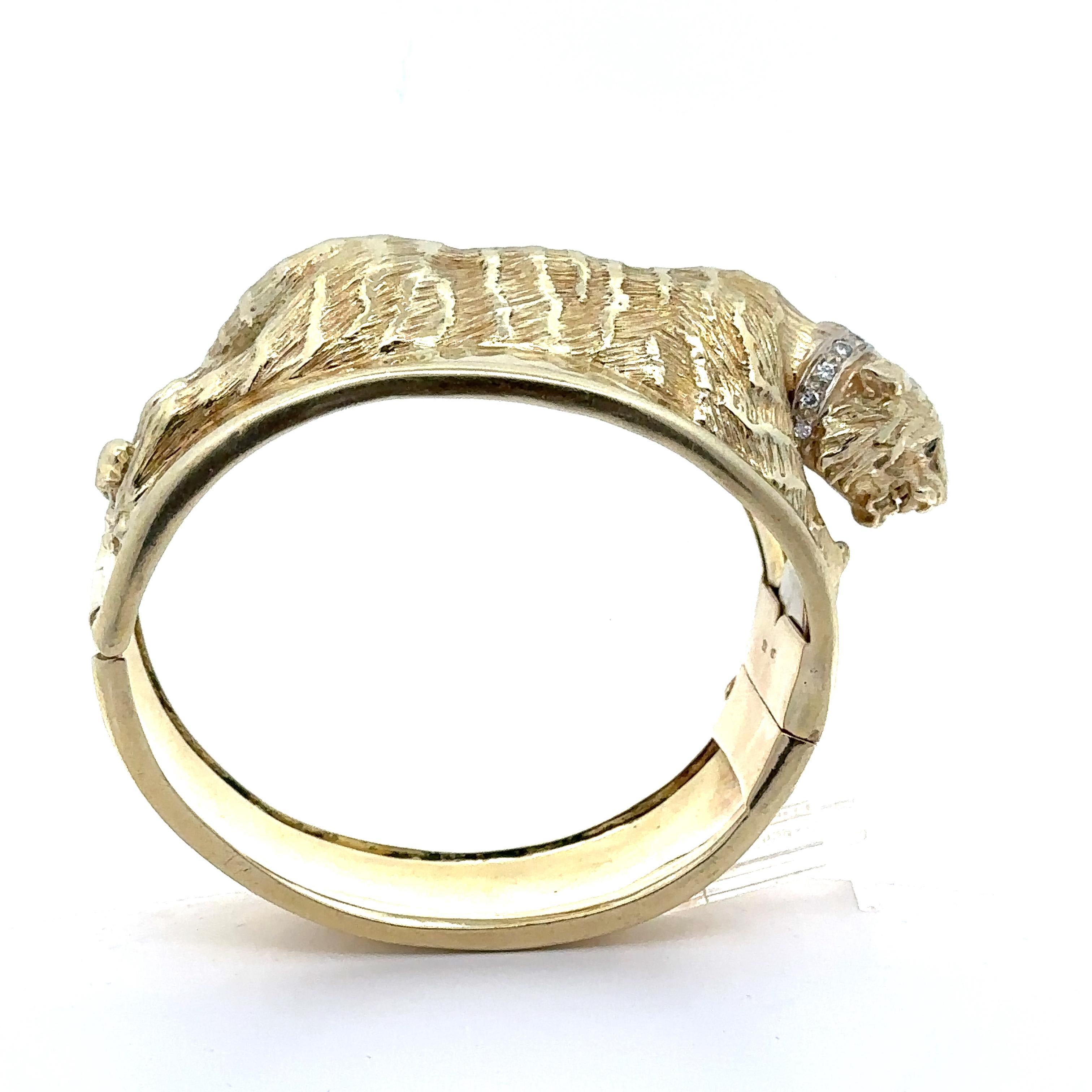 14k Solid Gold Diamond & Emerald Eyes Tiger Wide Hammered Bangle Bracelet en venta 2