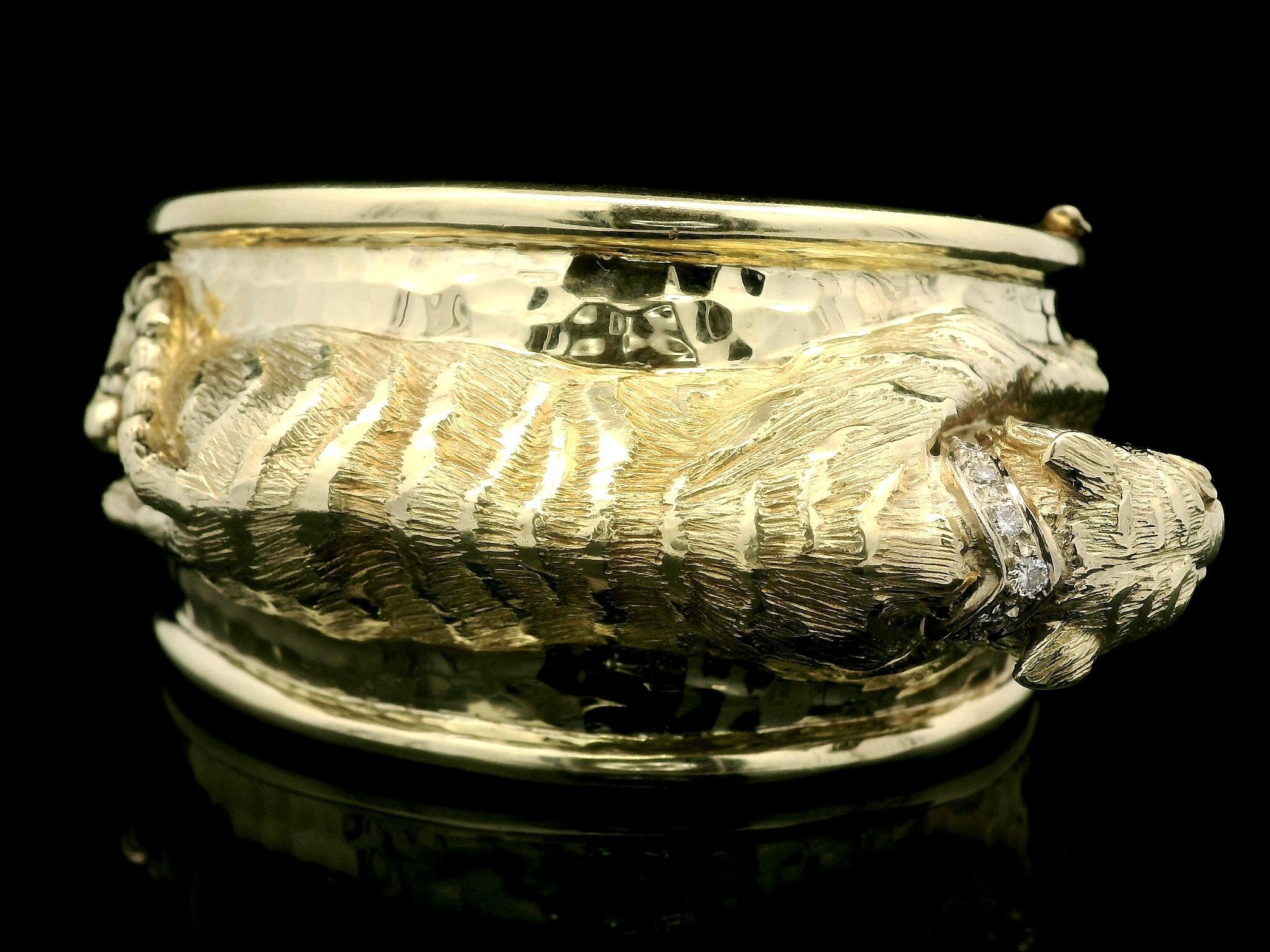 14k Solid Gold Diamond & Emerald Eyes Tiger Wide Hammered Bangle Bracelet en venta 3