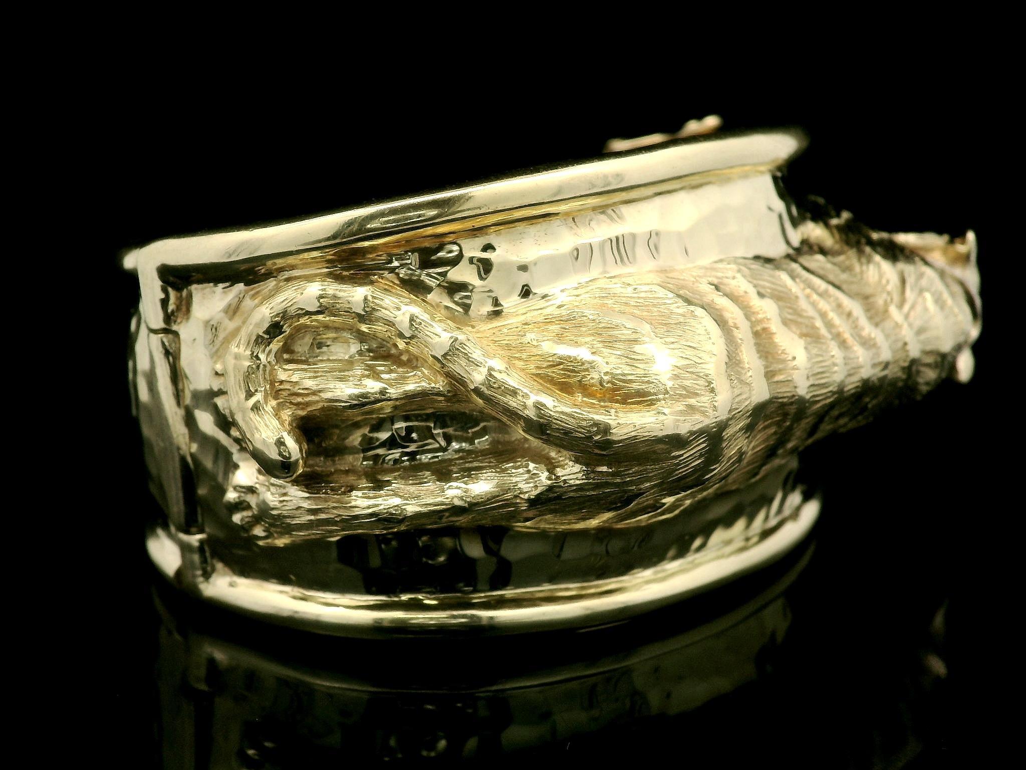 14k Solid Gold Diamond & Emerald Eyes Tiger Wide Hammered Bangle Bracelet en venta 4