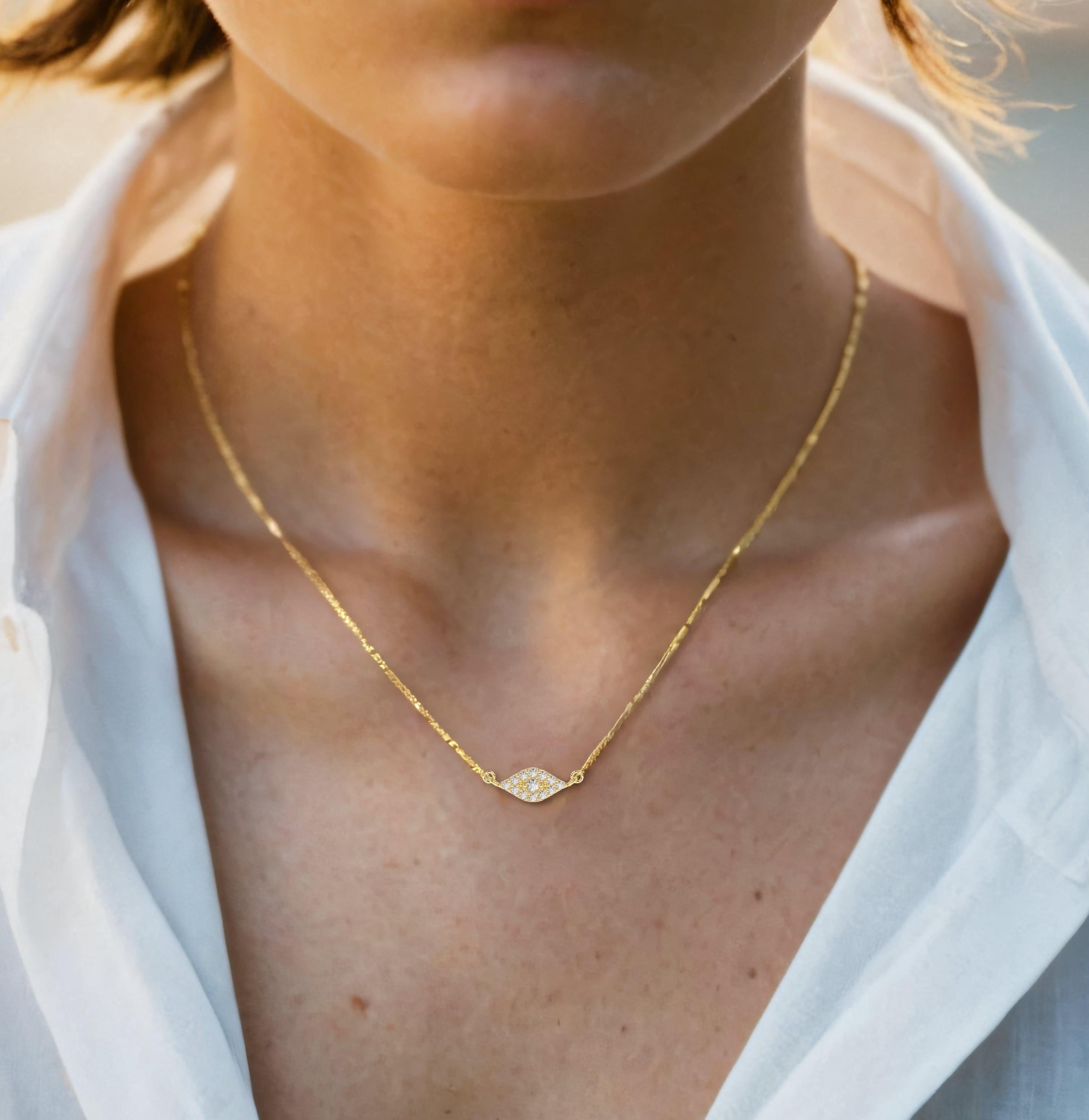 Eleganza e protezione senza tempo con la nostra collana Lips Pave Round Diamond in oro giallo 14K. Questo splendido pezzo presenta un simbolo del malocchio finemente lavorato, un potente talismano che si ritiene allontani l'energia