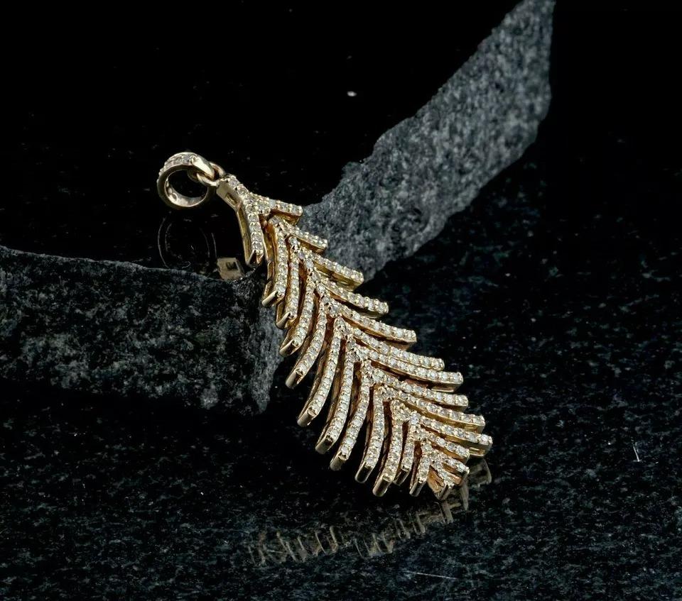 Taille ronde Pendentif plume en or massif 14k avec diamant Aile d'or en vente