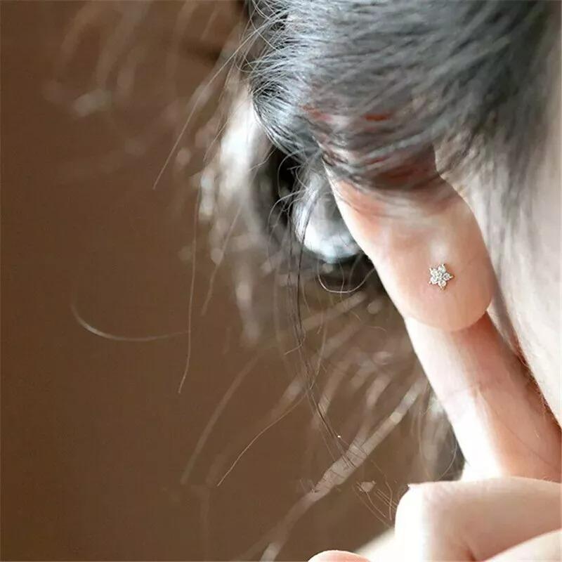 14K Solid Gold Diamond Five Pointed Star Earrings Women Simple Fine Jewelry Gift In New Condition For Sale In Chicago, IL