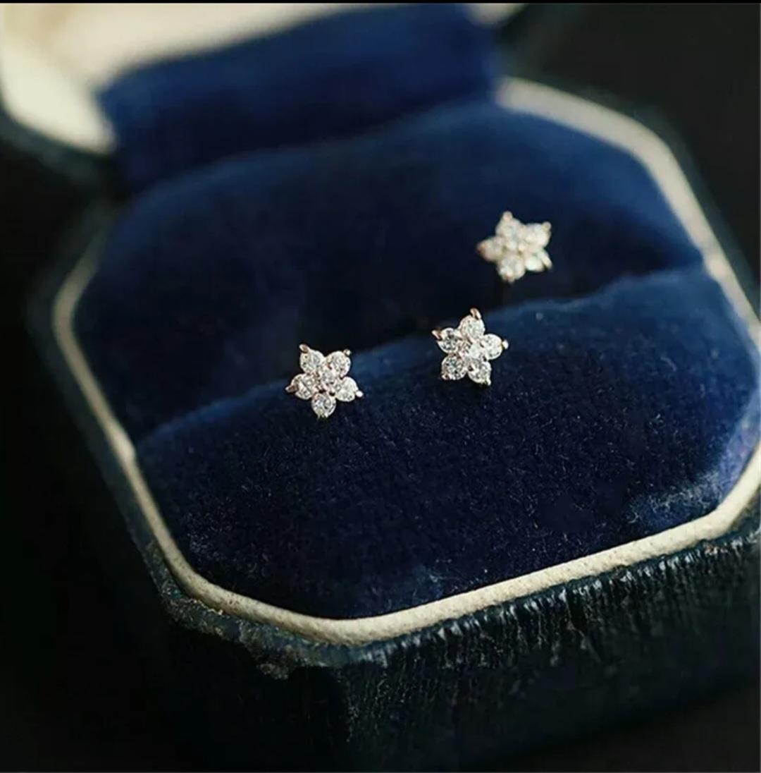 14K Solid Gold Diamond Five Pointed Star Earrings Women Simple Fine Jewelry Gift In New Condition For Sale In Chicago, IL
