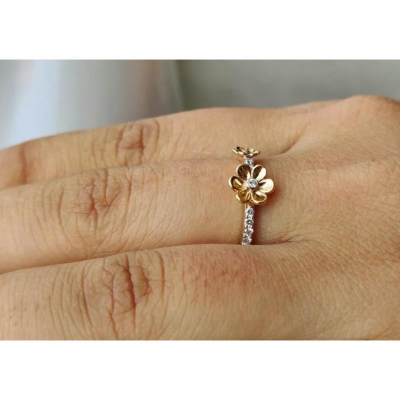 Diamond Flower Band Ring in 14k Solid Gold In New Condition For Sale In Chicago, IL
