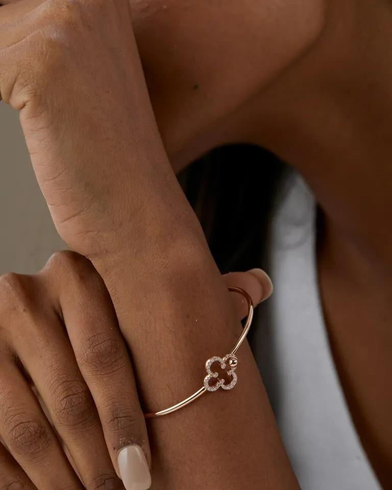 Taglio rotondo Bracciale flessibile con fiore di diamante in oro massiccio 14k in vendita