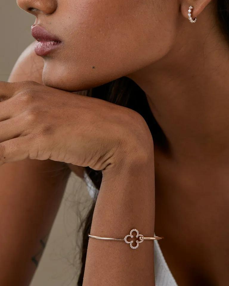 Bracciale flessibile con fiore di diamante in oro massiccio 14k In condizioni Nuovo in vendita a Chicago, IL