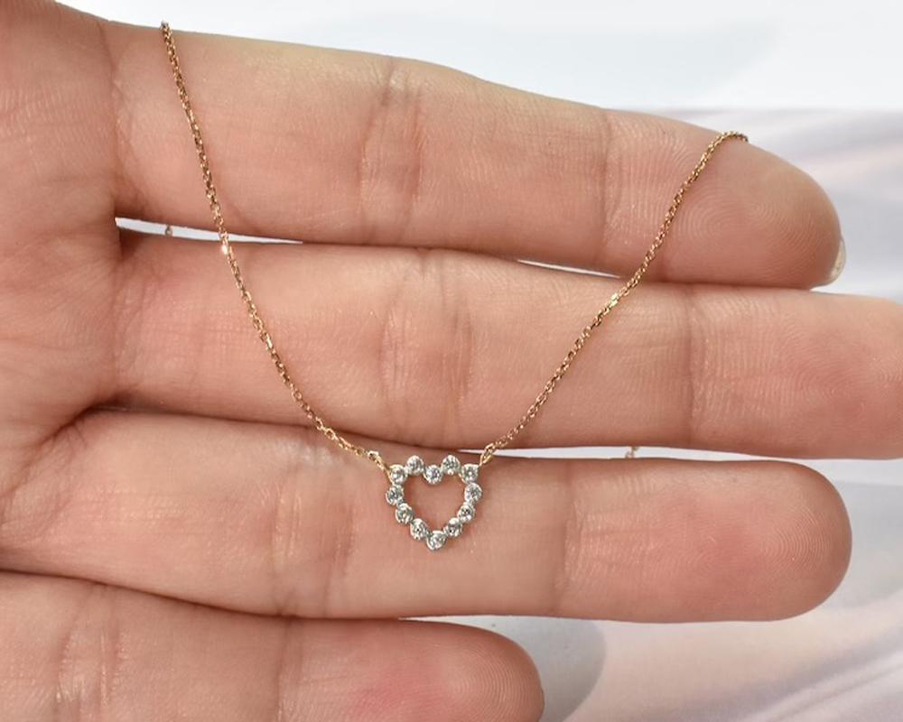 Moderne Collier coeur en or 14k avec lunette en diamant - Valentine Jewelry en vente