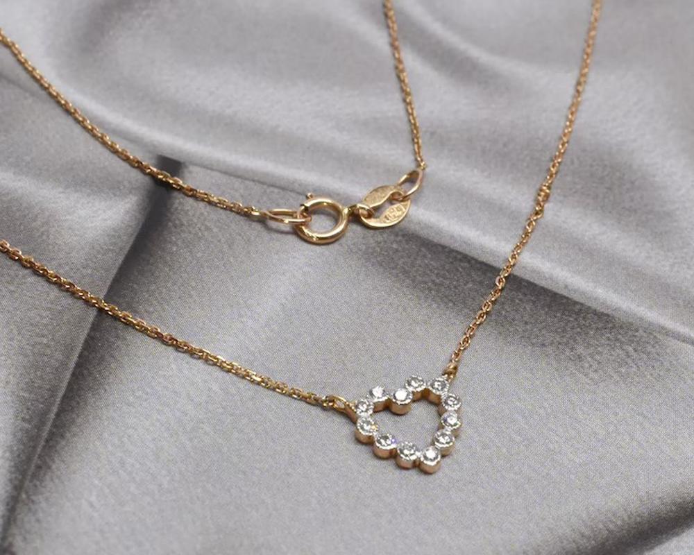 14k Gold Diamond Bezel Heart Necklace Valentine Jewelry In New Condition For Sale In Bangkok, TH