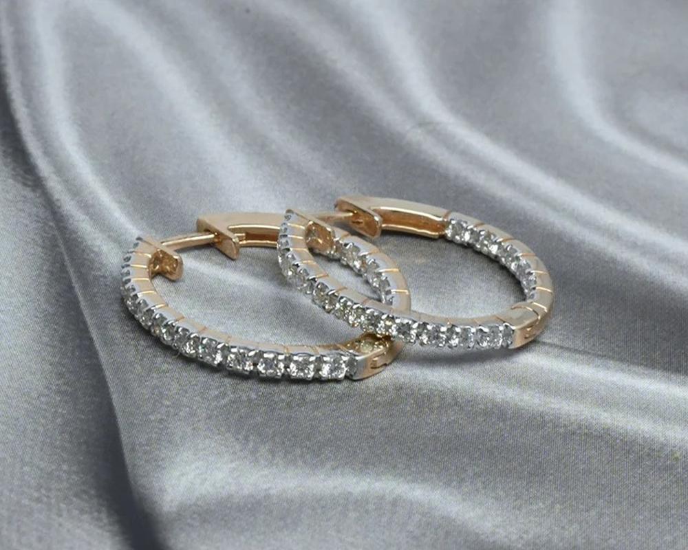 14k Massivgold Diamant Huggie Creolen-Ohrring mit Zinn (Rundschliff) im Angebot