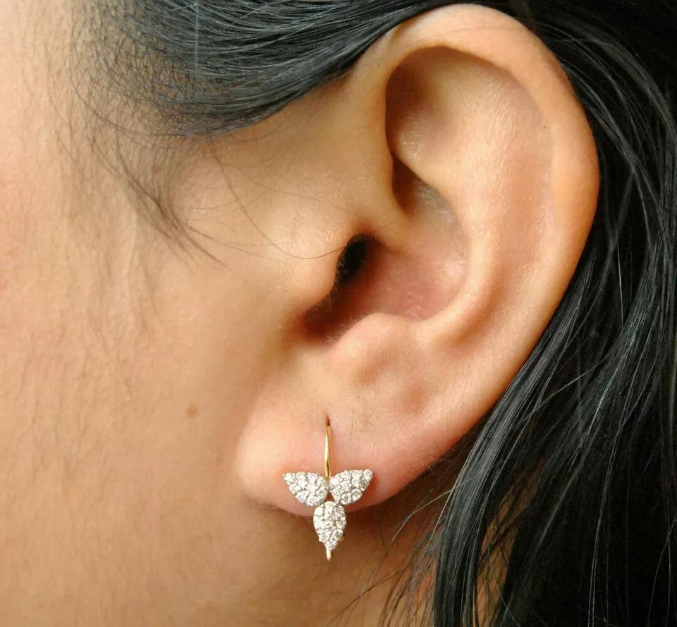 Orecchini da sposa a filo con foglie di diamante in oro massiccio 14k In condizioni Nuovo in vendita a Chicago, IL