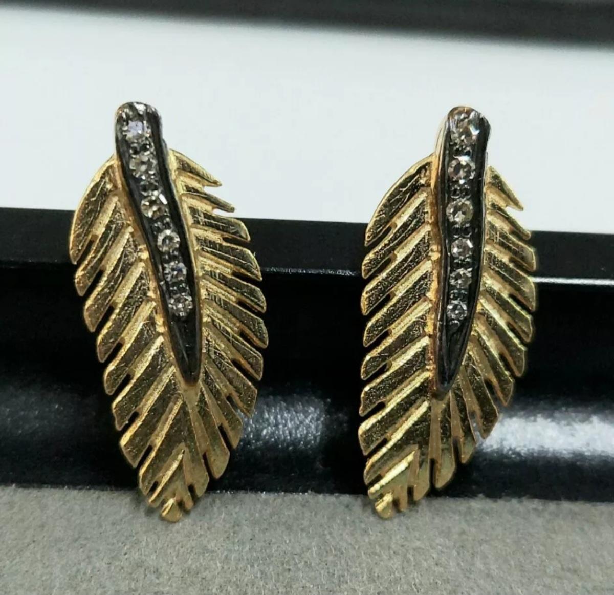 14k Solid Gold Diamond Leaf Pendant Gold Jewelry  Feather Pendant Textured Leaf.

Total Carat Weight
0.24 ctw & Under
Number of Gemstones
6
Main Stone Color
White
Color
White
Number of Diamonds
6
Base Metal
Yellow