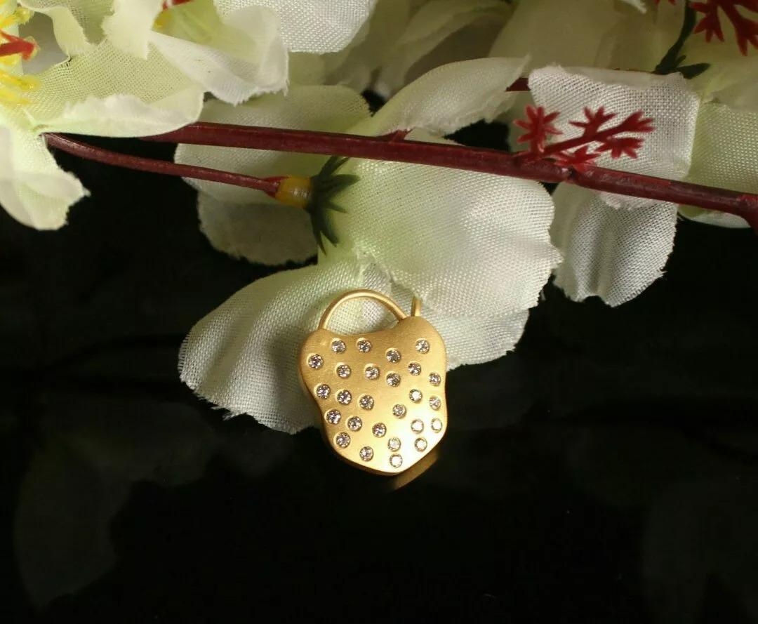 Taille ronde Breloque pendentif Lock Matte Finition en or massif 14 carats en vente