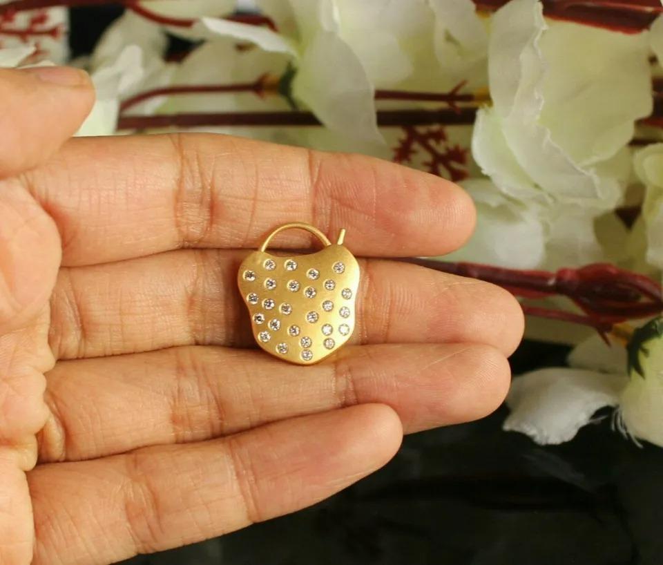 Breloque pendentif Lock Matte Finition en or massif 14 carats Neuf - En vente à Chicago, IL
