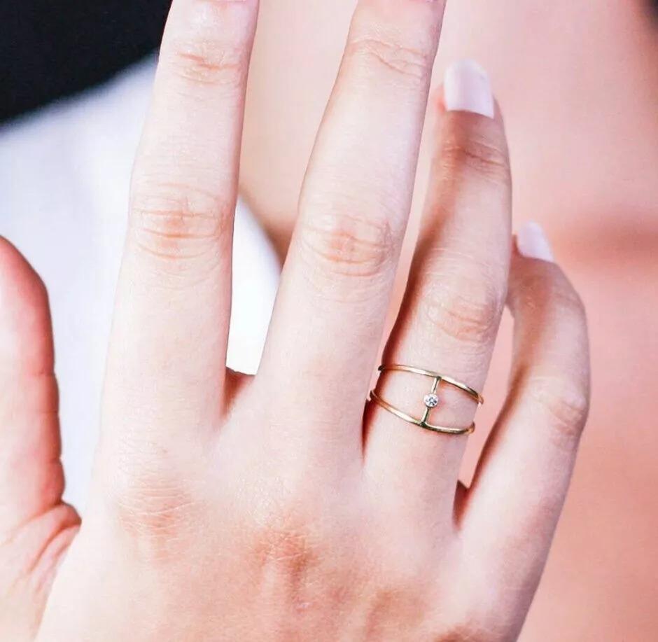 Round Cut 14k Solid Gold Diamond Split Shank Wire Dainty Minimalist Ring For Sale