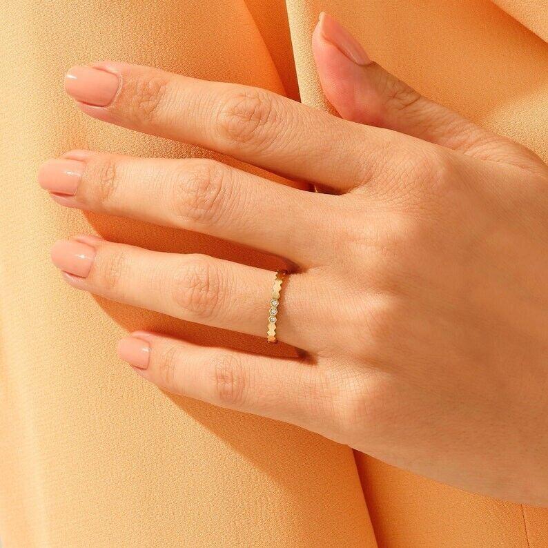 Sechseckiger 14K Massivgold-Diamant-Ringringring mit Nieten in Form eines Sechseckigen für Damen Geburtstagsgeschenks im Angebot 1