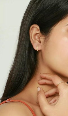 14K Massivgold Diamant Nieten Huggie-Ohrring Handgefertigt