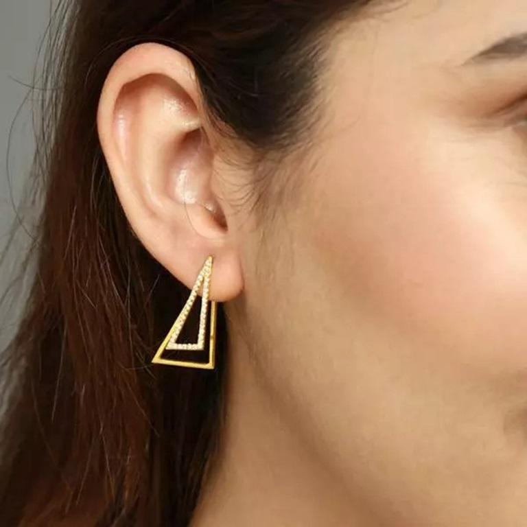 Taille ronde Boucle d'oreille Triangle en or massif 14K clouté de diamants en vente