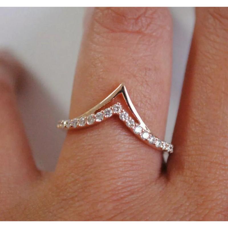 Taille ronde Bague de mariage empilable à double chevron en or massif 14 carats en vente