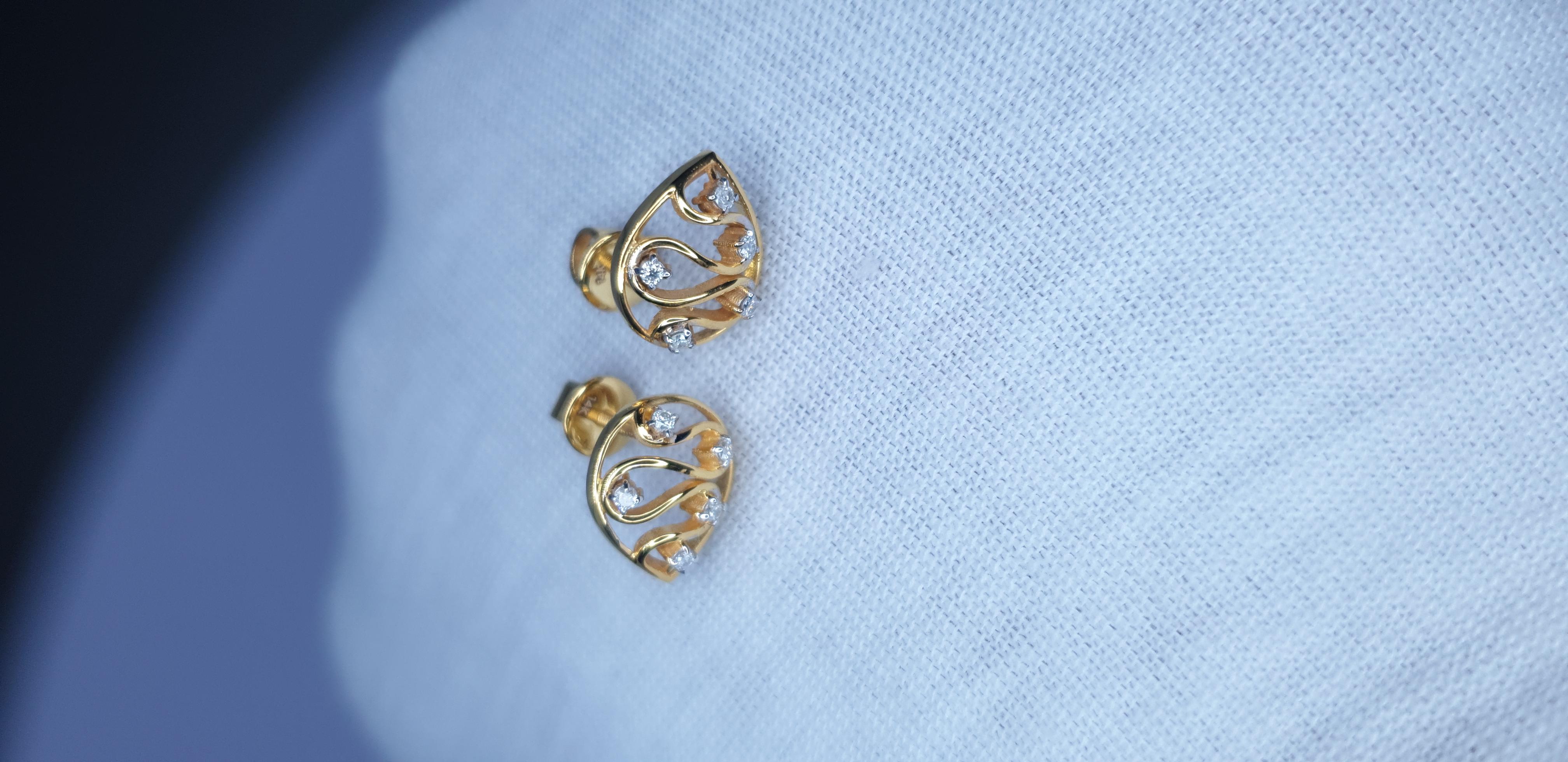 Boucles d'oreilles en or massif 14K avec diamants en forme de goutte. en vente 4