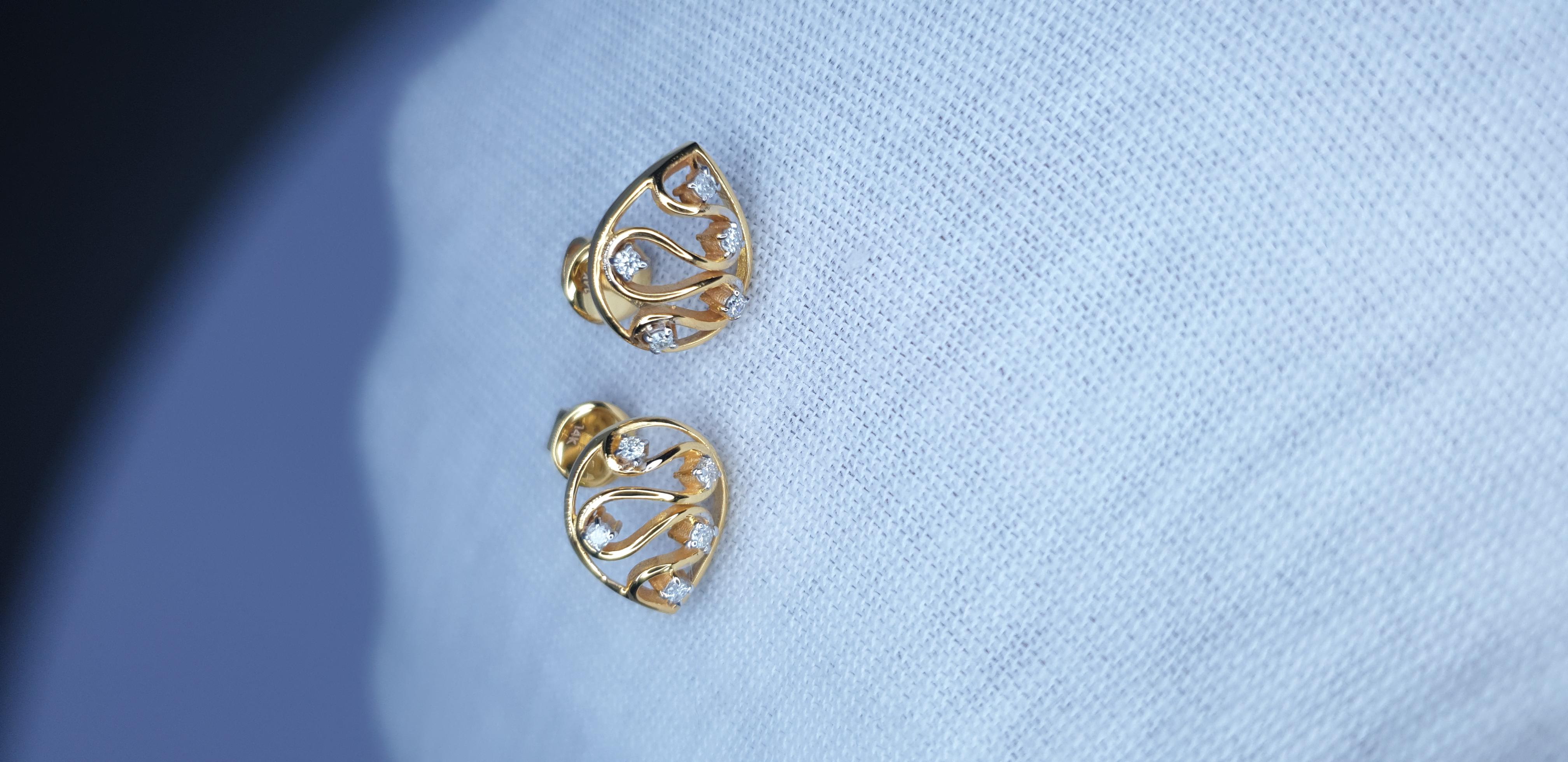 Boucles d'oreilles en or massif 14K avec diamants en forme de goutte. en vente 5