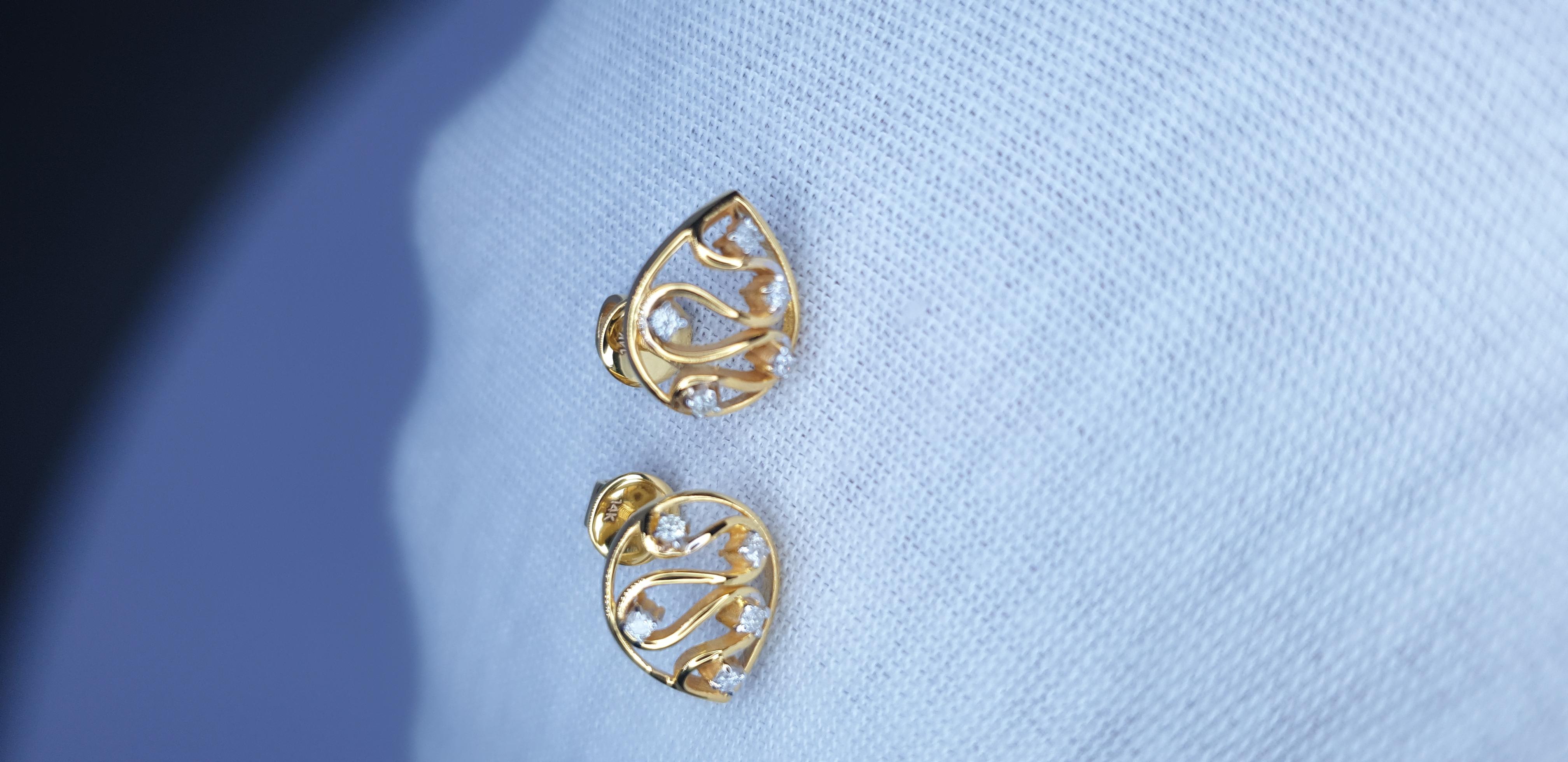 Boucles d'oreilles en or massif 14K avec diamants en forme de goutte. en vente 7