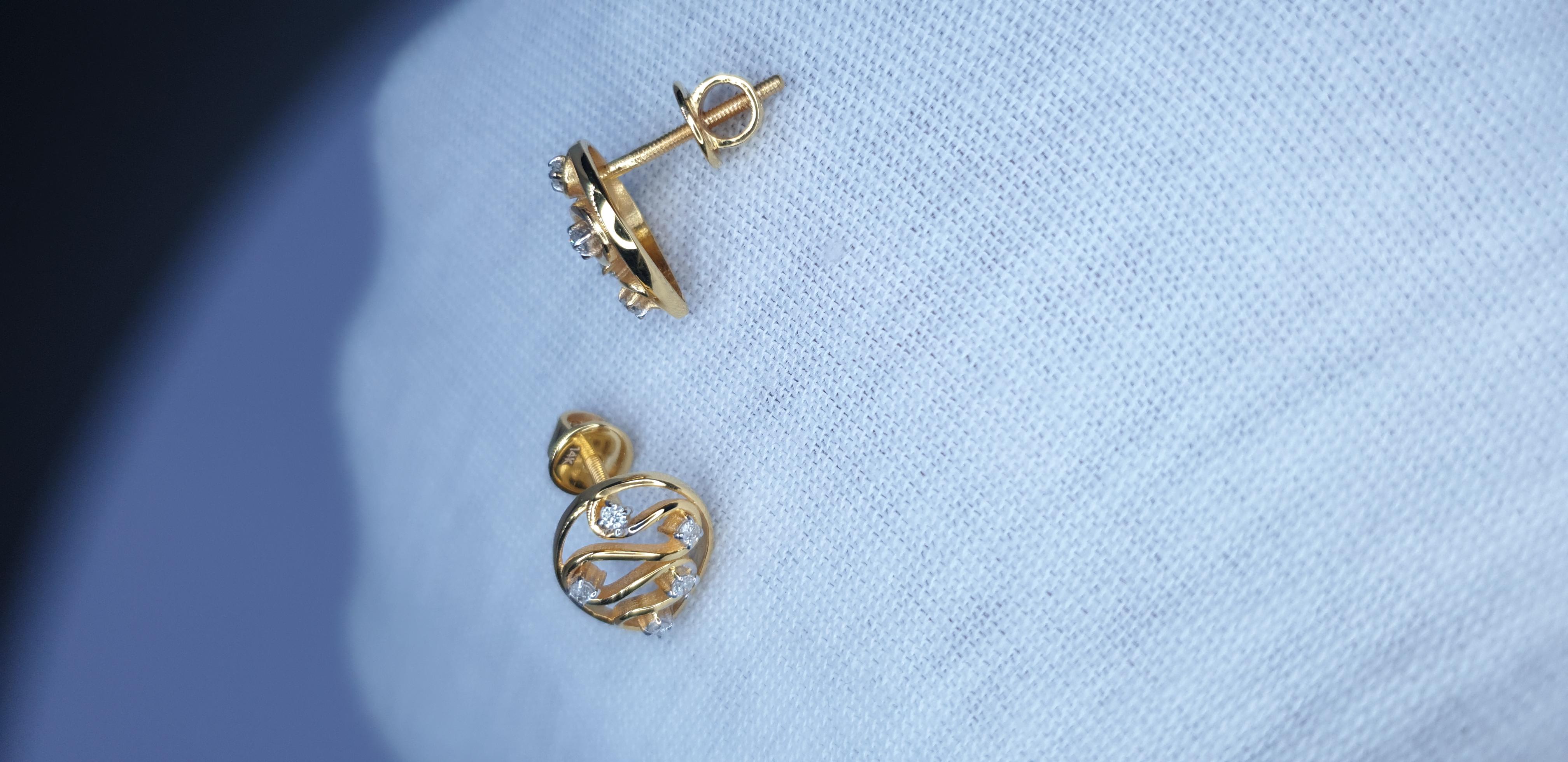 Boucles d'oreilles en or massif 14K avec diamants en forme de goutte. en vente 10